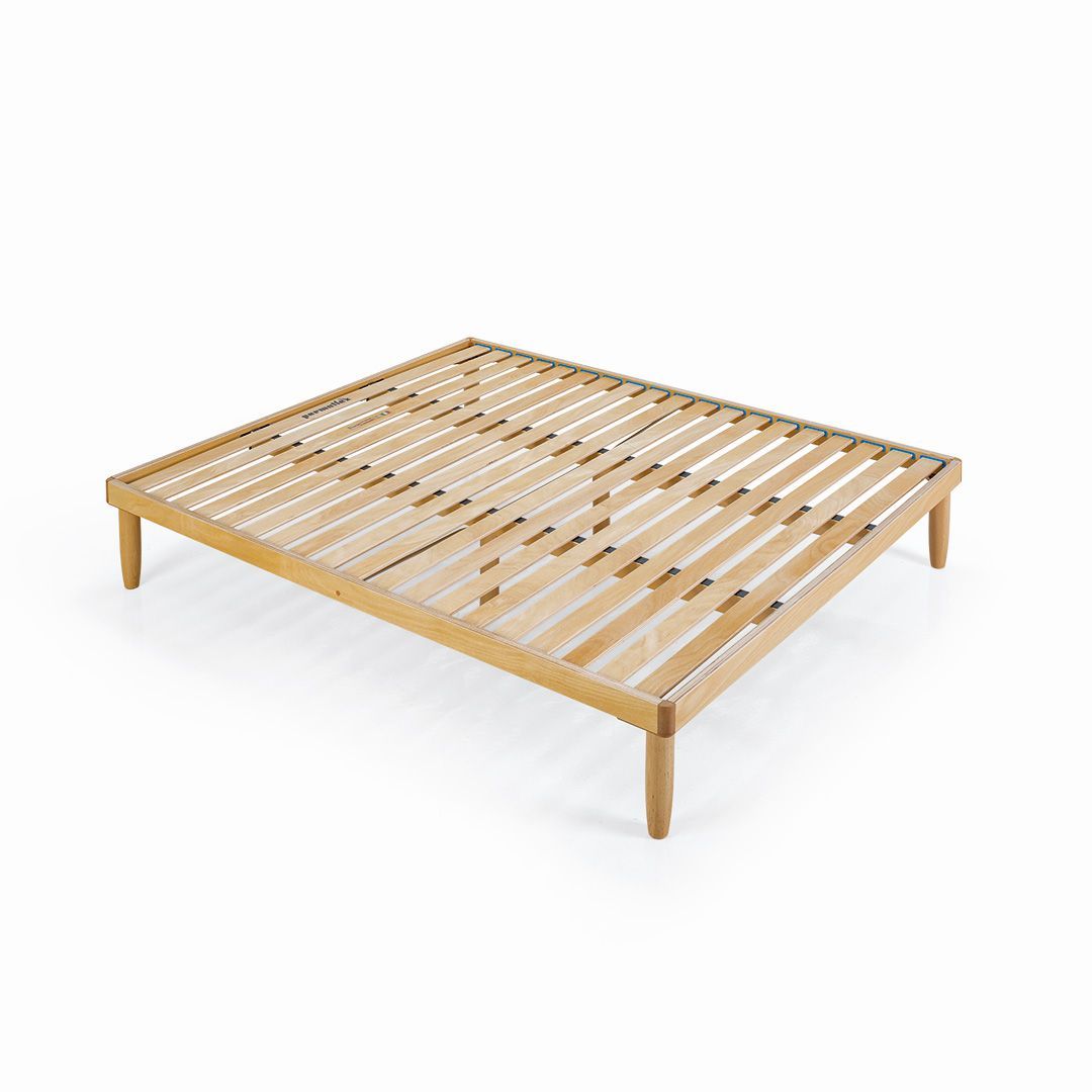 Struttura del letto in legno con doghe e quattro gambe.