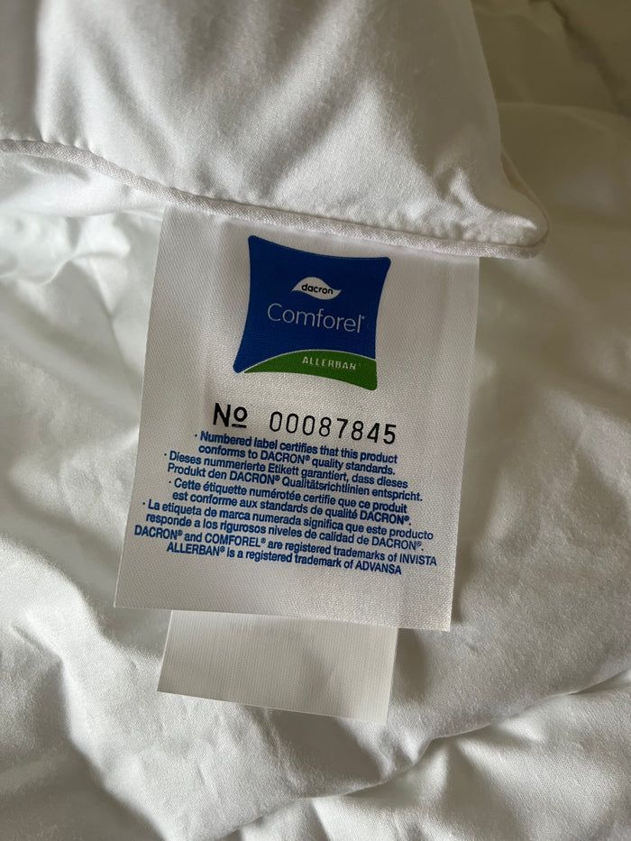 Piumino bianco piegato con motivo trapuntato.