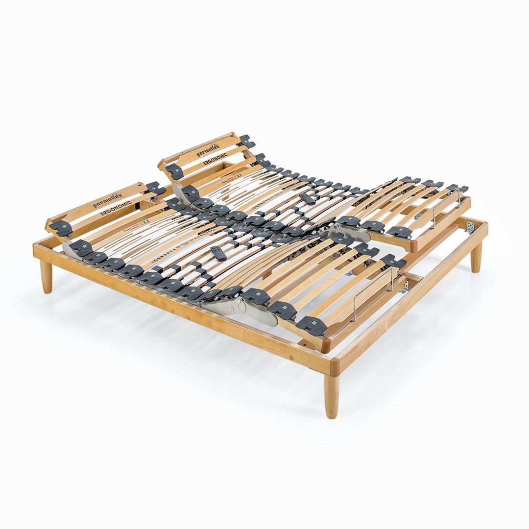 Struttura letto regolabile in legno con doghe, testiera e pediera rialzate.