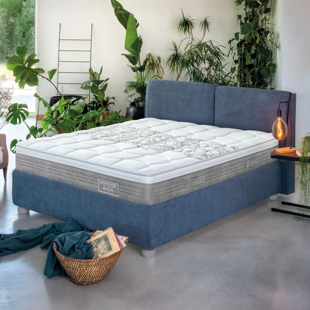 Una cucina con mobili bianchi e una grande isola al centro.