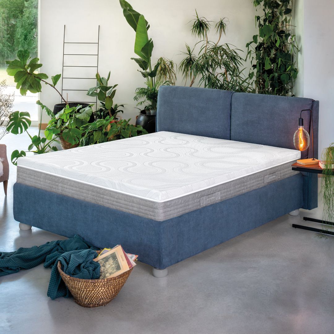 Una cucina con mobili bianchi e una grande isola al centro.