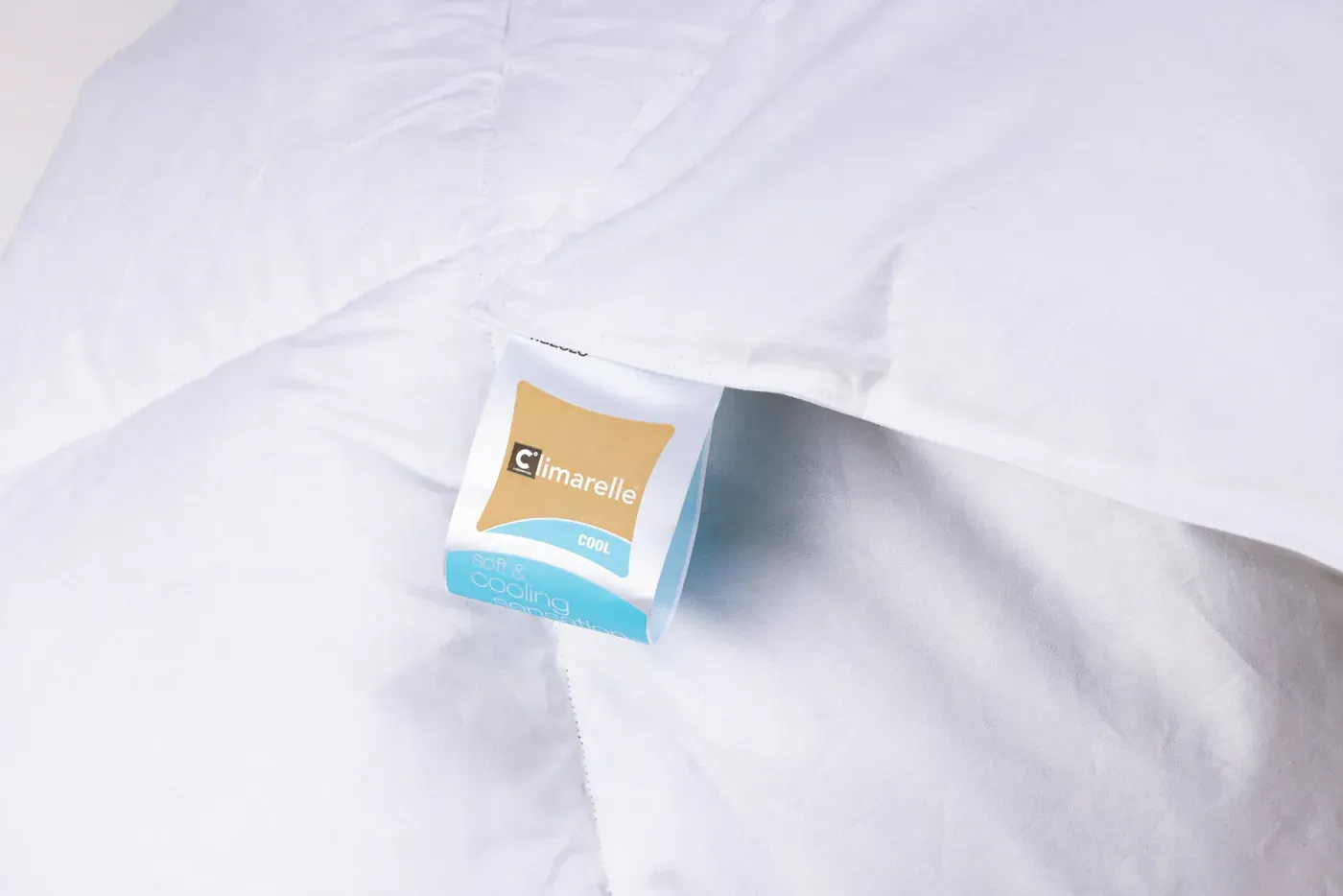 Piumino bianco piegato.