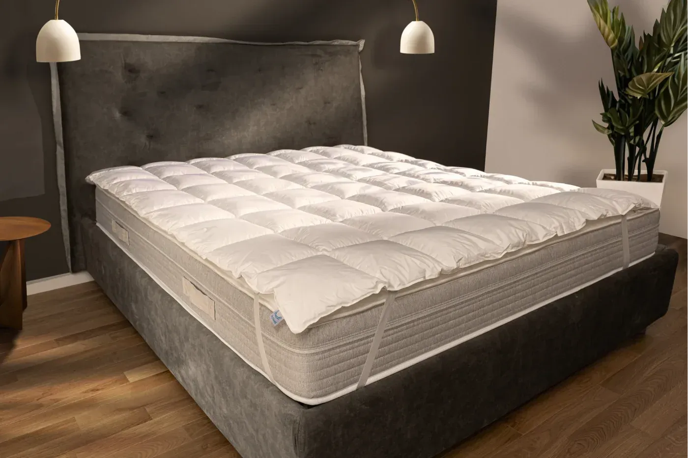 Letto grigio con coprimaterasso bianco trapuntato in una camera da letto.