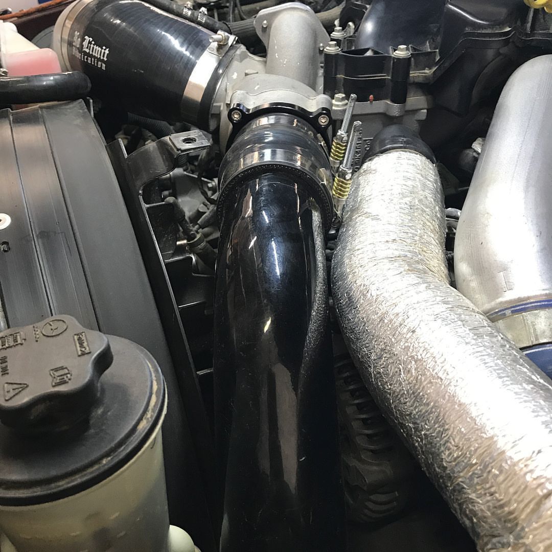 A close up of a car engine with a lot of pipes