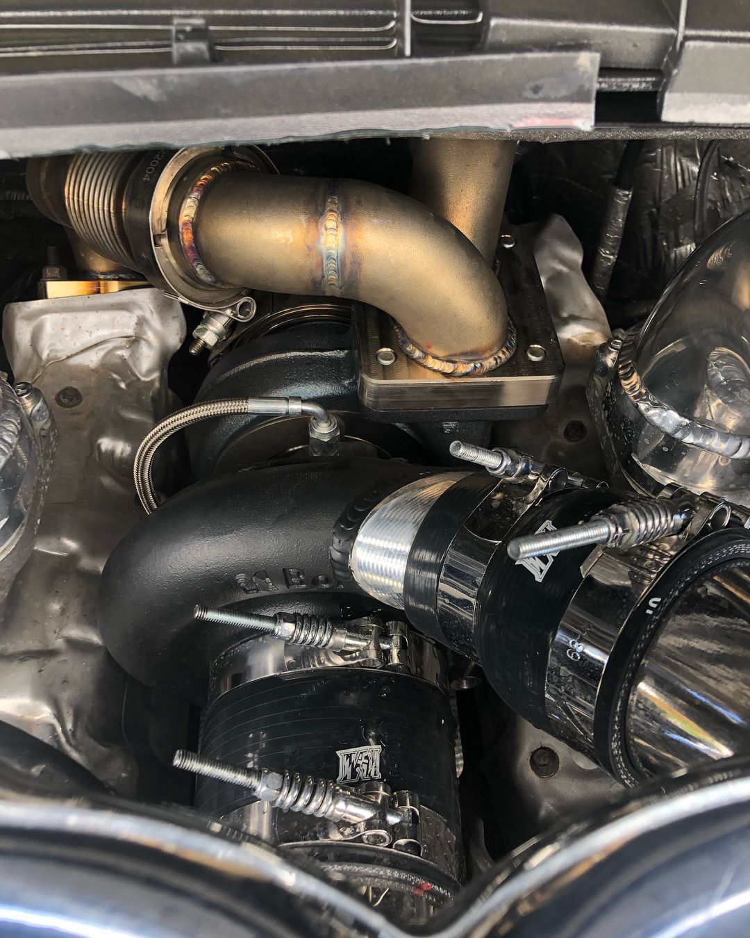 A close up of a car engine with a turbocharger.