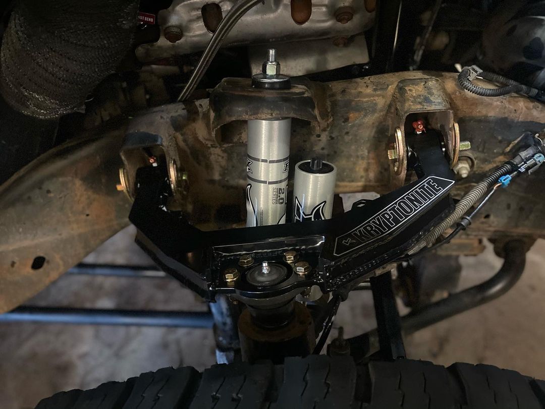 A close up of a suspension system on a truck