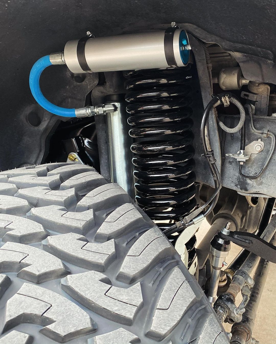 A close up of a suspension system on a truck