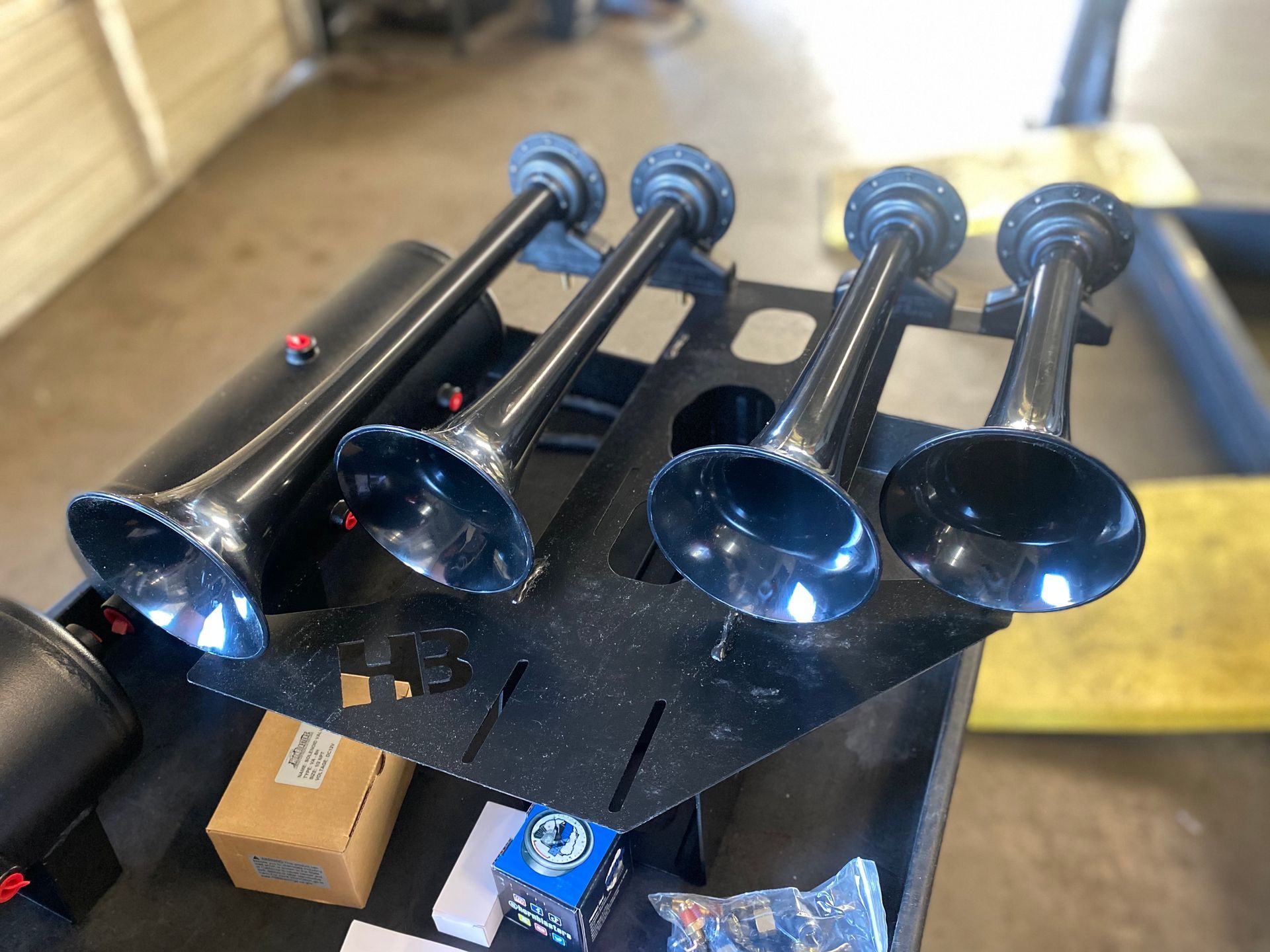 A bunch of horns are sitting on top of a table