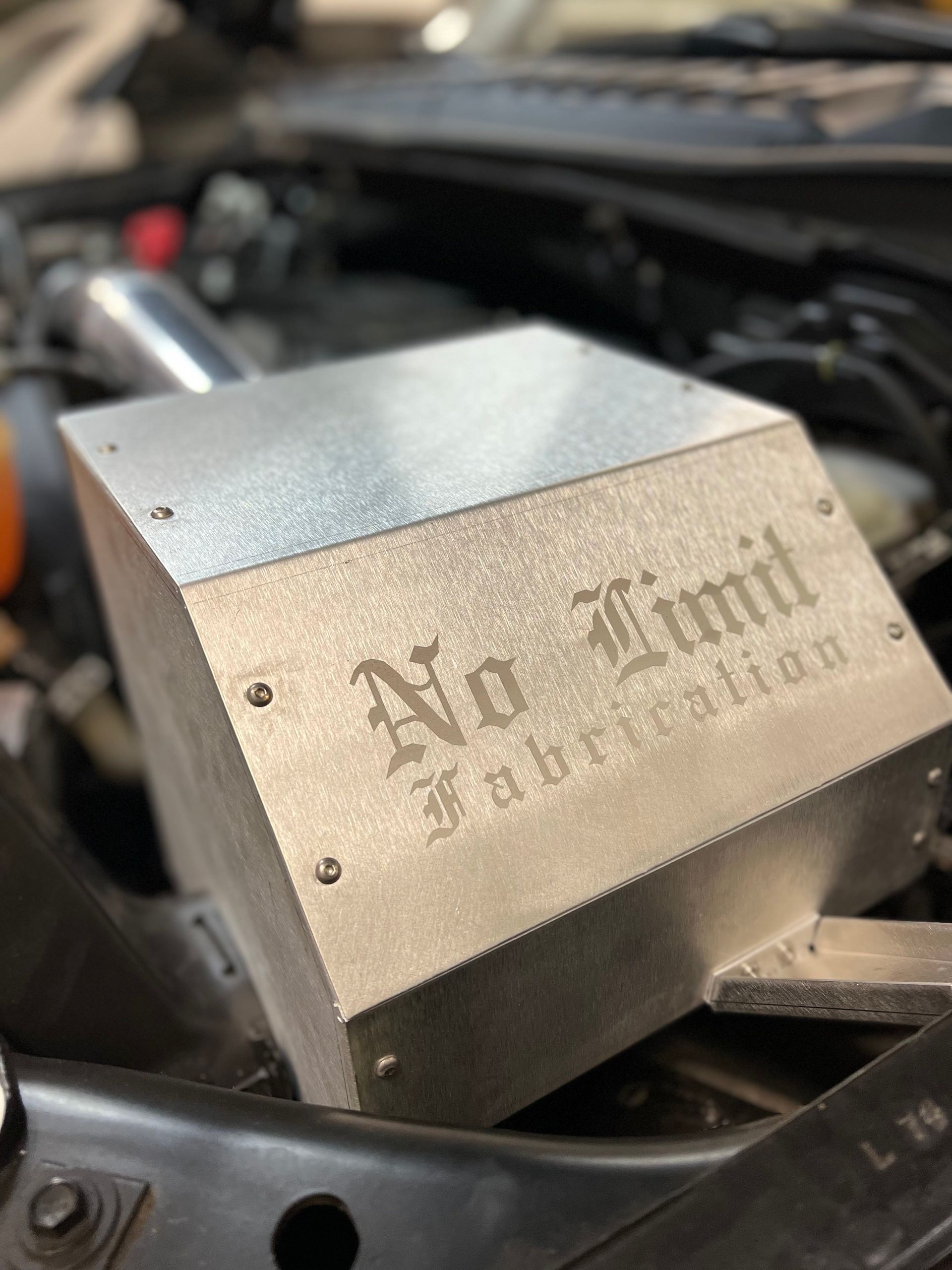 A metal box that says no limit fabrication on it