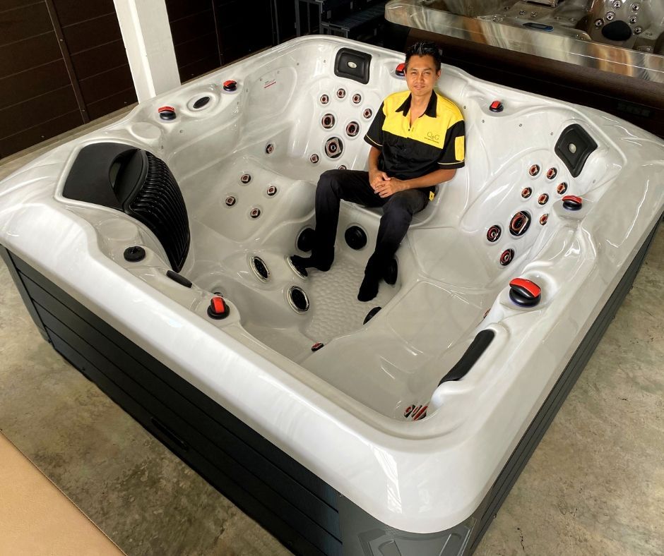 ตำแหน่งที่นั่งอ่างน้ำร้อนภายนอก รุ่น FREY II, SEAT AND LOUNGE ROOM INSIDE THE HOT TUB COMFORTABLE SEAT FOR HOT TUB SOAKING, Q&G OUTDOOR HOT TUB THAILAND, อ่างน้ำร้อน outdoor Q&G, jacuzzi, อ่างจากุซซี่, อ่างแช่ตัวสุดหรู