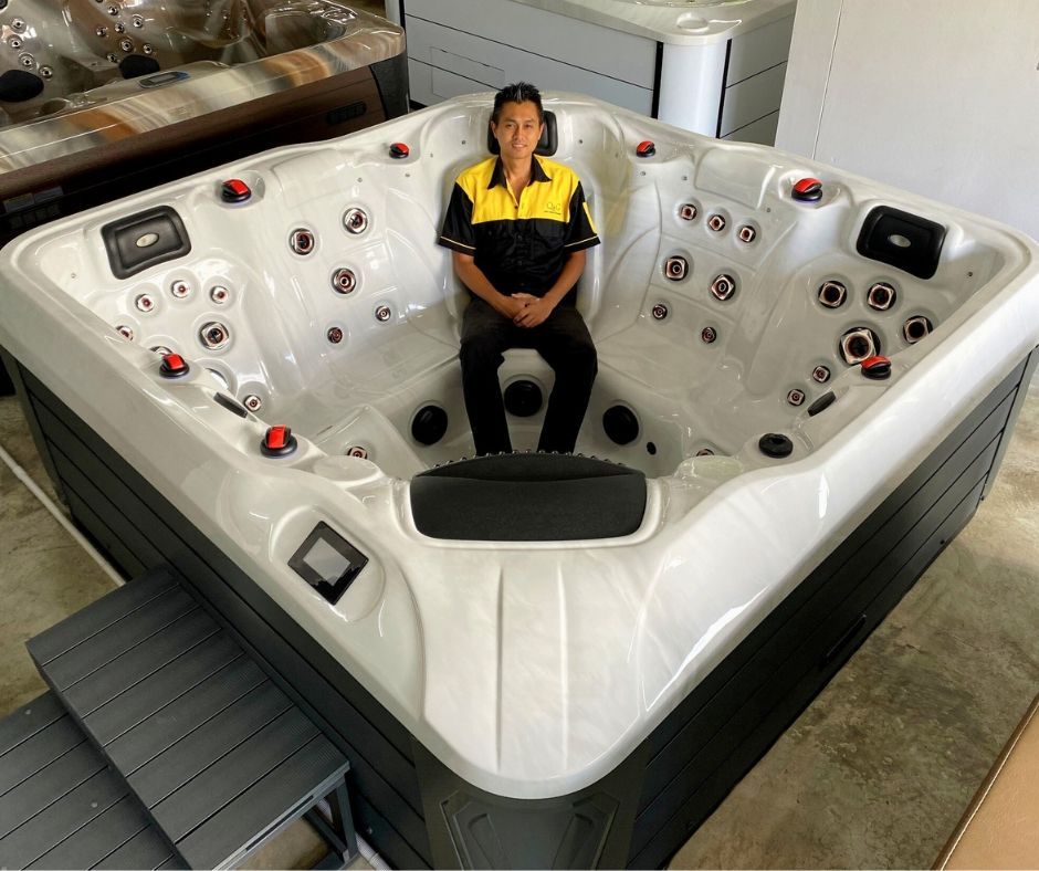 ตำแหน่งที่นั่งอ่างน้ำร้อนภายนอก รุ่น FREY II, SEAT AND LOUNGE ROOM INSIDE THE HOT TUB COMFORTABLE SEAT FOR HOT TUB SOAKING, Q&G OUTDOOR HOT TUB THAILAND, อ่างน้ำร้อน outdoor Q&G, jacuzzi, อ่างจากุซซี่, อ่างแช่ตัวสุดหรู