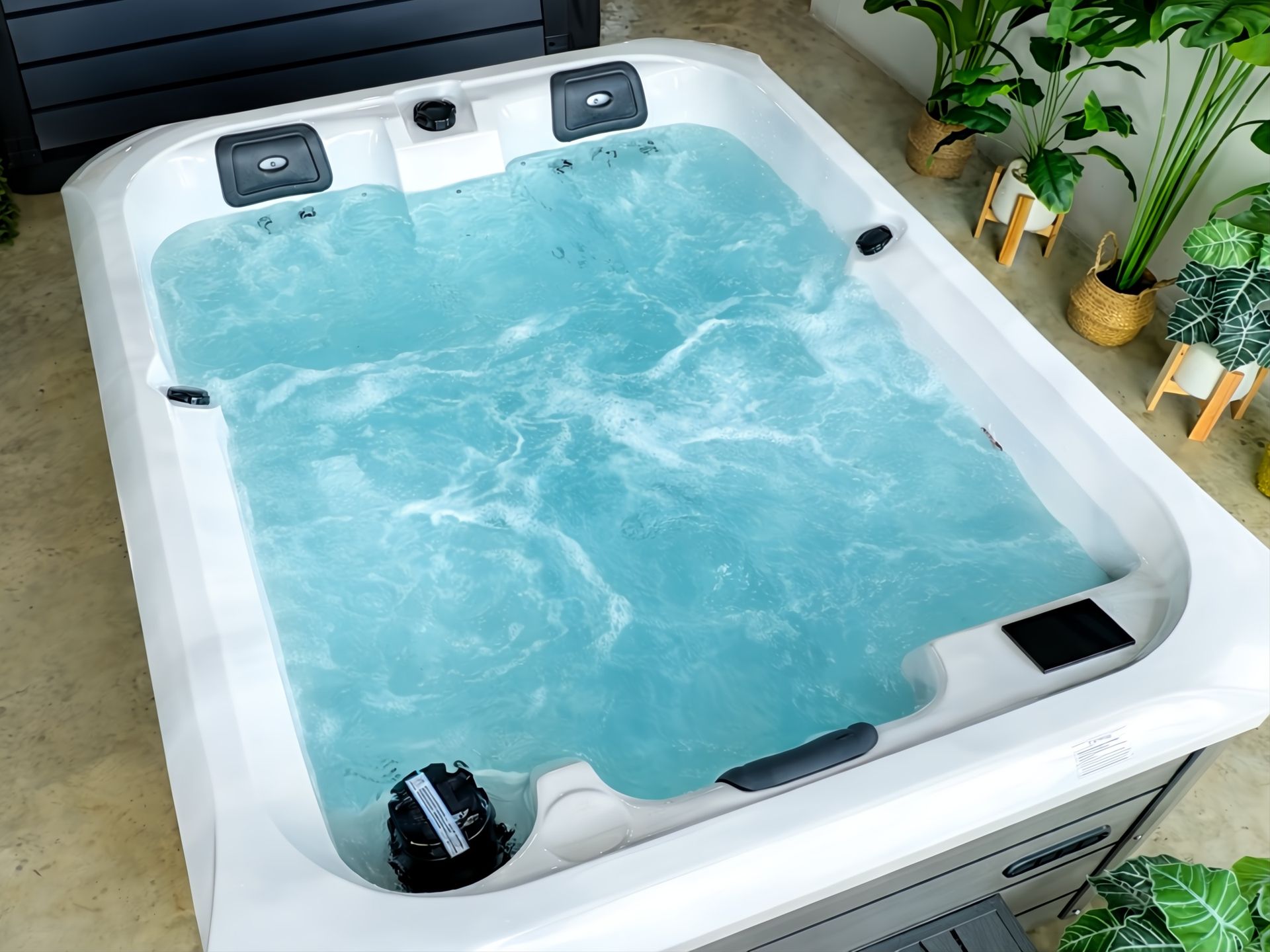 ระบบนวดเจ็ท 32 ตำแหน่ง ของอ่างน้ำร้อน รุ่น OCEANFRONT Alfa (โอเชี่ยนฟรอนท์ อัลฟ่า) ให้แรงดันน้ำครอบคลุมทั่วร่างกาย ช่วยผ่อนคลายกล้ามเนื้อ บริเวณหลัง เอว สะโพก และขา เหมาะสำหรับบ้านพักอาศัย วิลล่า และรีสอร์ท