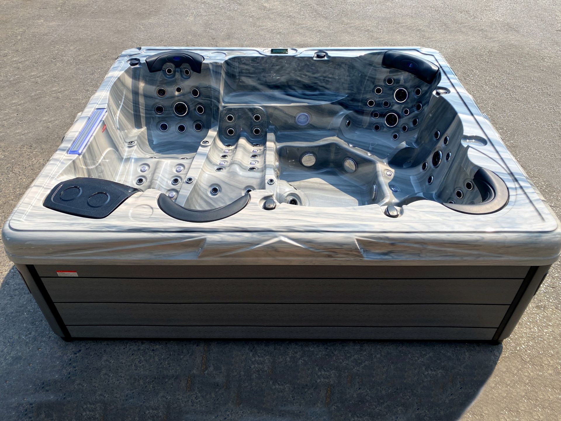 ภาพอ่างน้ำร้อนขนาด 6 คน ดีไซน์ที่นั่งหลากหลายระดับ พร้อมระบบเจ็ตนวดรอบทิศทาง โครงสร้างเนื้ออ่างเสริมไฟเบอร์กลาสด้านหลังเพื่อเพิ่มความแข็งแรง ทนทานต่อแรงดันน้ำ ความร้อน และการใช้งานระยะยาว