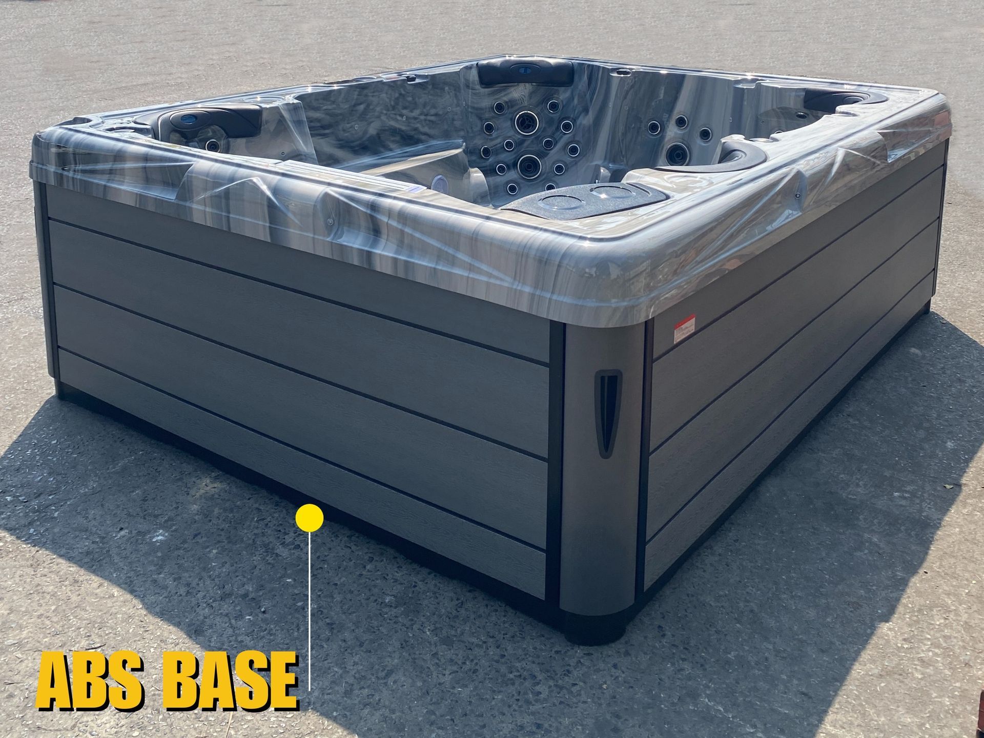 ภาพอ่างน้ำร้อนแสดงฐานด้านล่างผลิตจากวัสดุ ABS แข็งแรง ทนความชื้น และป้องกันน้ำซึมเข้าสู่โครงสร้างภายใน ช่วยลดการสะสมของความชื้น ป้องกันปลวกและการผุกร่อน เหมาะสำหรับติดตั้งทั้งภายในและภายนอกอาคาร