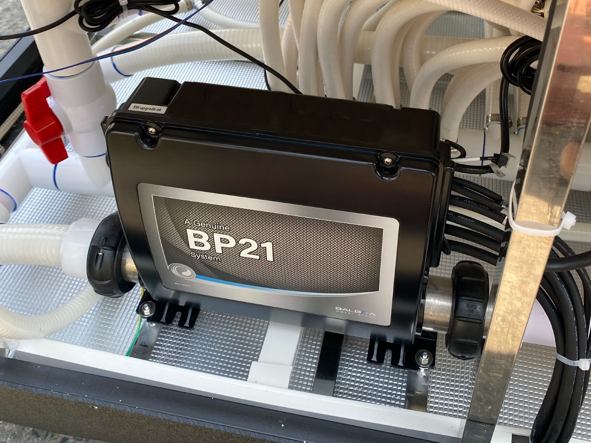 ภาพแผงวงจรควบคุมอ่างน้ำร้อน BALBOA รุ่น BP21 ติดตั้งภายในโครงสร้างระบบ พร้อมท่อน้ำ สายไฟ และชุดควบคุมการทำงานของปั๊ม ฮีตเตอร์ และระบบเจ็ตนวด เพื่อบริหารจัดการอุณหภูมิและการทำงานของสปาอย่างมีประสิทธิภาพ