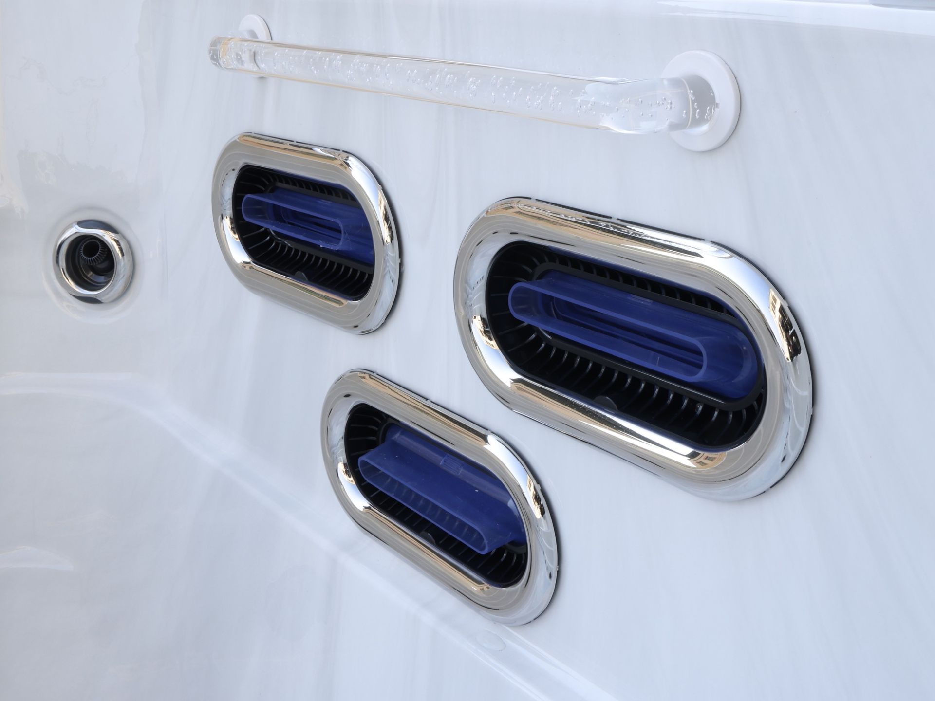 หัวสร้างกระแสน้ำว่ายทวนของสระว่ายน้ำทวนกระแส รุ่น อาเธนส์ ทู สระว่ายน้ำขนาดเล็ก ออกแบบด้วยกรอบสแตนเลส แข็งแรงทนทาน ให้กระแสน้ำทรงพลัง เหมาะสำหรับการว่ายออกกำลังกายและฝึกความแข็งแรงของร่างกาย