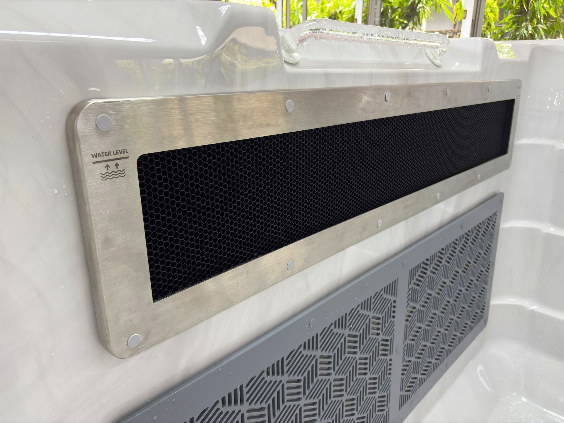 Powerful counter current wave outlet for swim training and exercise, adjustable water flow, compact above-ground swimming pool design