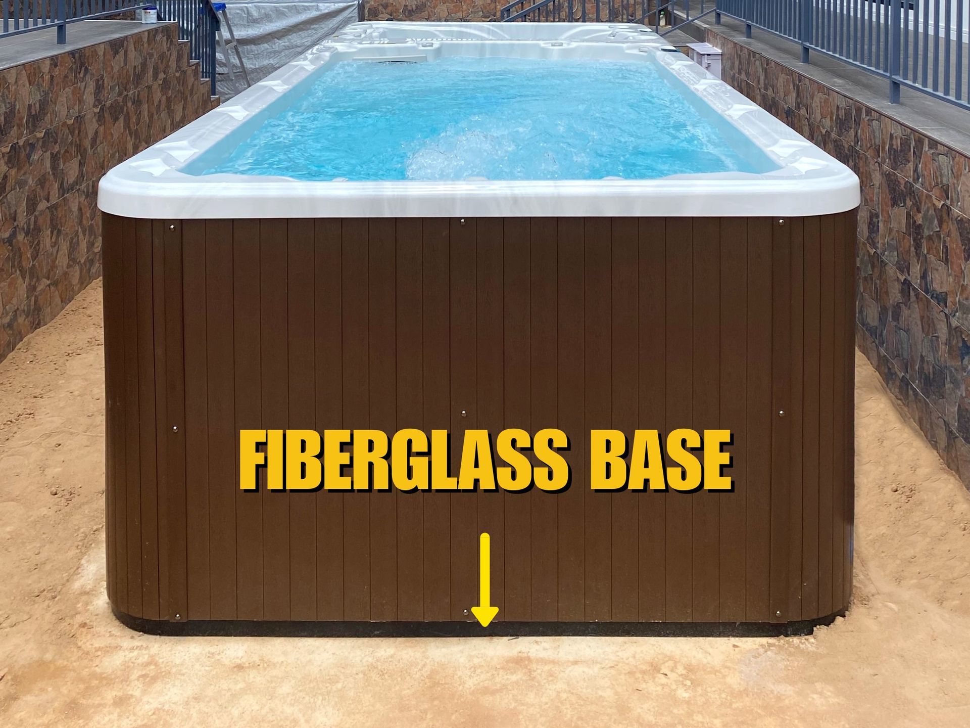 ฐานไฟเบอร์กลาสของสระว่ายน้ำทวนกระแส รุ่น อาเธนส์ ทู ออกแบบเพื่อป้องกันความชื้นจากพื้นดิน เพิ่มความแข็งแรงให้โครงสร้าง และช่วยยืดอายุการใช้งานของสระว่ายน้ำ