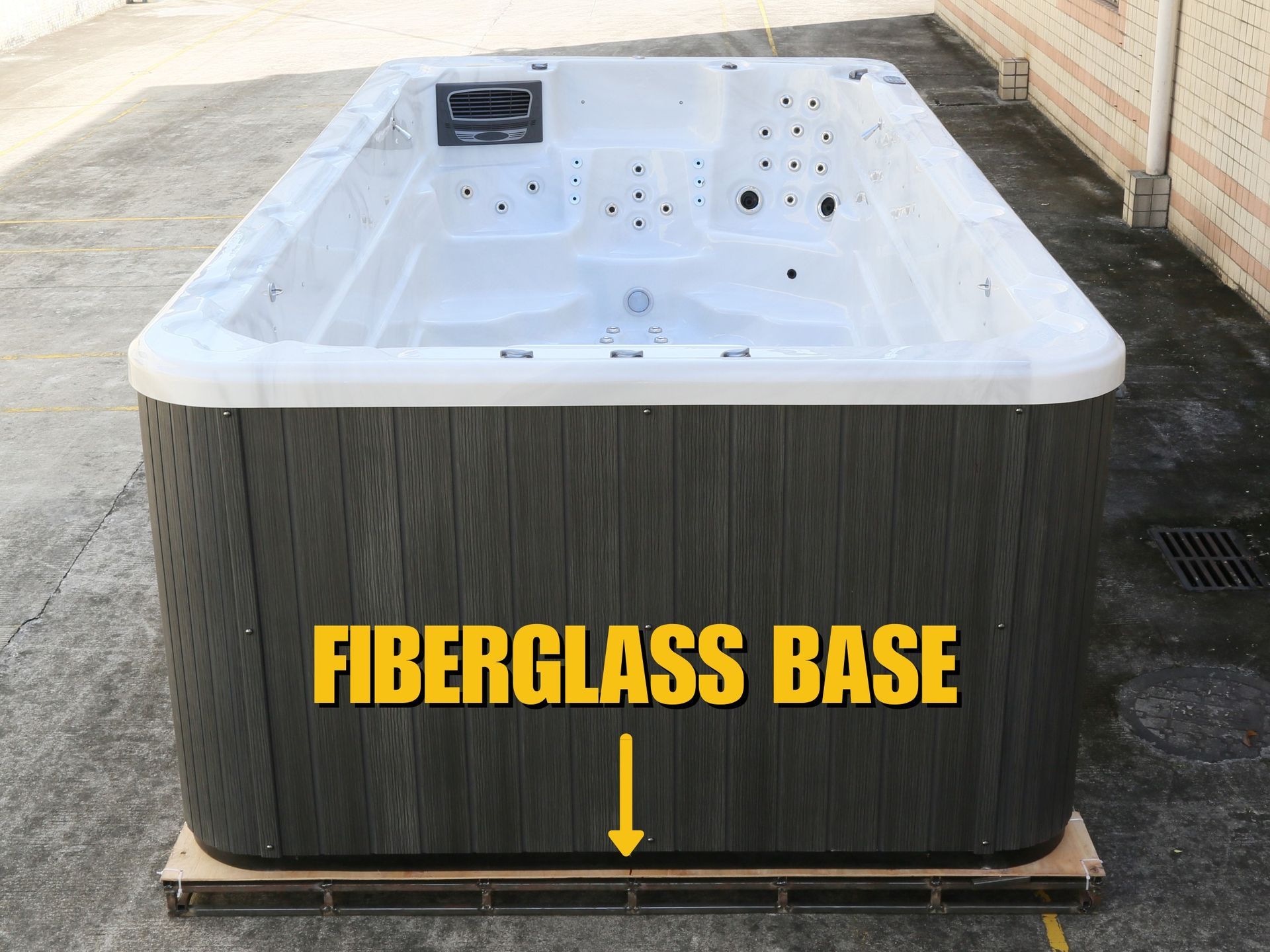 ภาพด้านหน้าของสระว่ายน้ำสปาแบบตั้งลอย แสดงฐานไฟเบอร์กลาสเสริมความแข็งแรง ช่วยรองรับน้ำหนัก ป้องกันความชื้น และเพิ่มความทนทานในการติดตั้งภายนอกอาคาร
