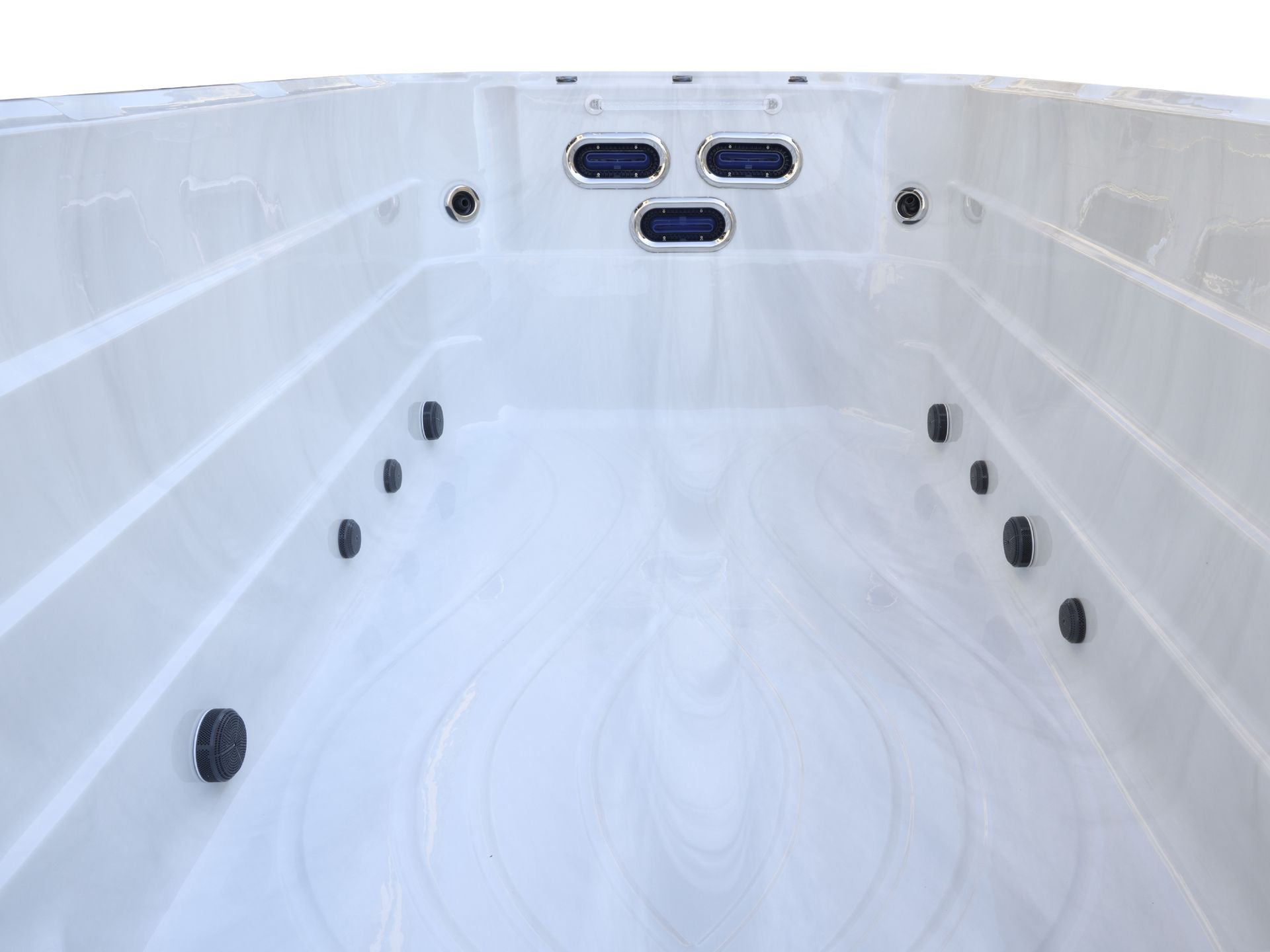 ภาพภายในสระว่ายน้ำสปาไฟเบอร์กลาส แสดงระบบหัวจ่ายว่ายทวนกระแสแบบ 3 เจ็ท สร้างกระแสน้ำแรงสม่ำเสอสำหรับการว่ายน้ำ ออกกำลังกาย และกายภาพบำบัด