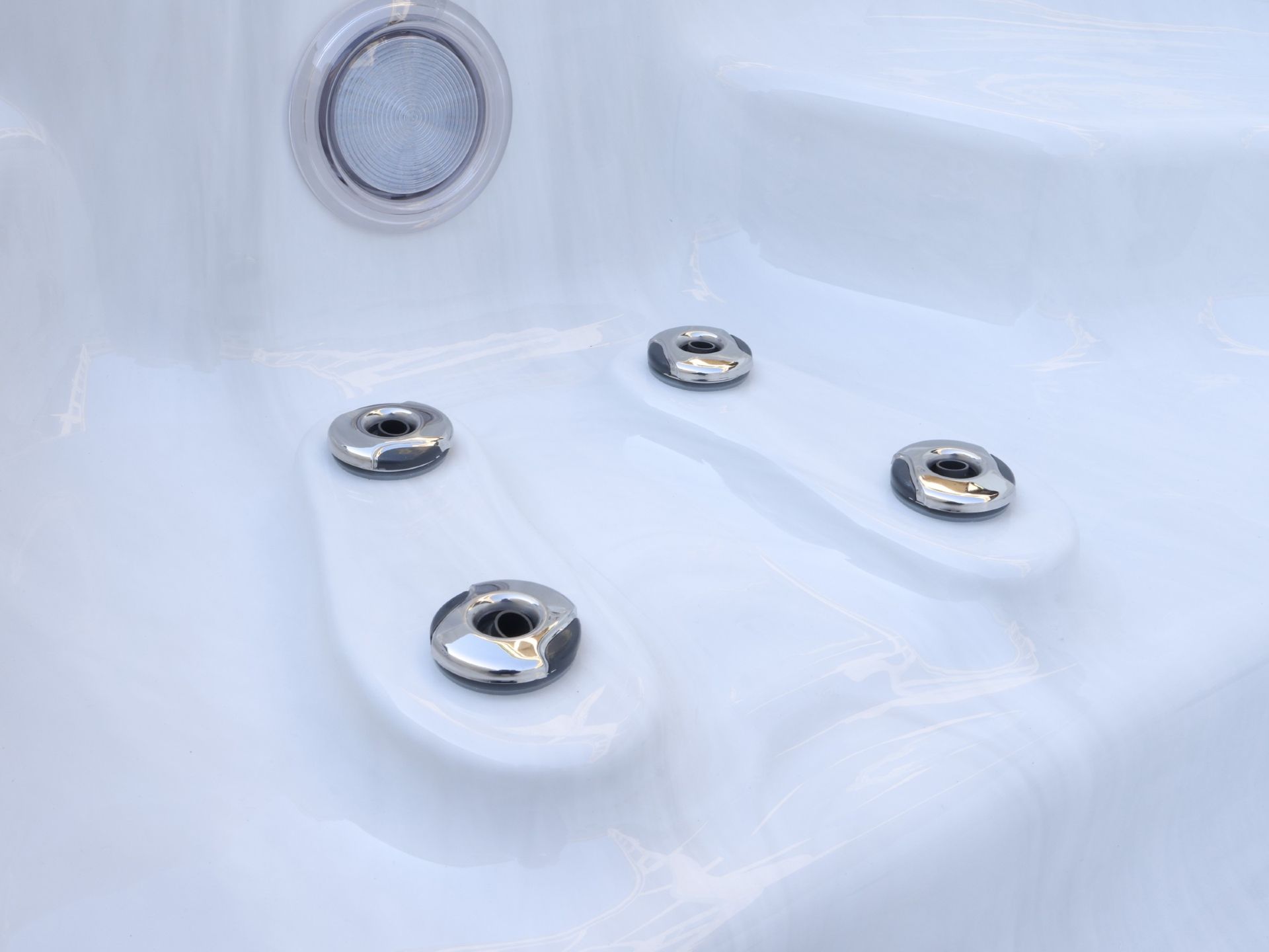 ภาพระยะใกล้ของหัวเจ็ทนวดเท้าสแตนเลสภายในสระว่ายน้ำสปา ออกแบบมาเพื่อการนวดเฉพาะจุดบริเวณเท้าและขาส่วนล่าง ช่วยกระตุ้นการไหลเวียนโลหิตและลดความเมื่อยล้าของกล้ามเนื้อ