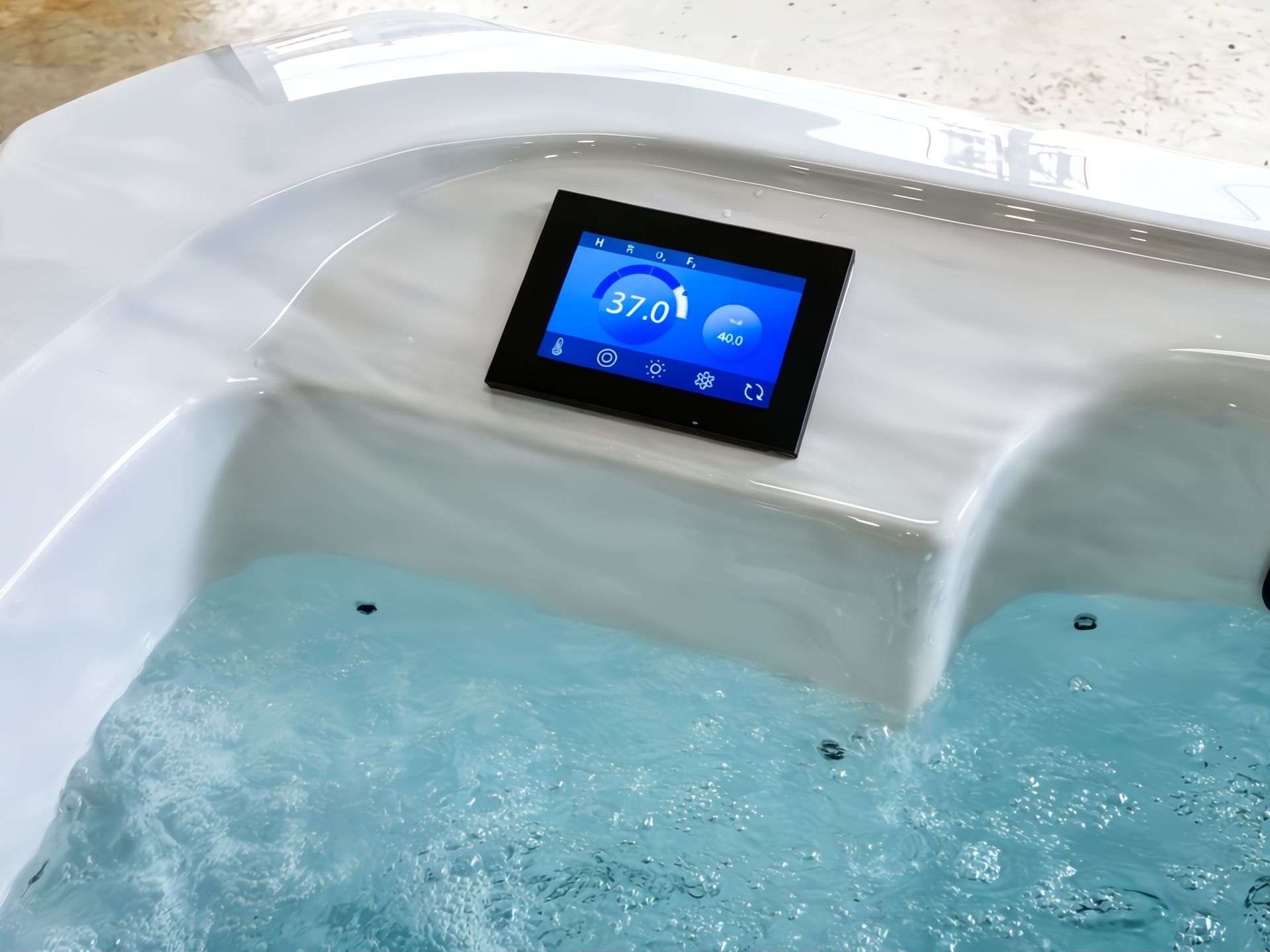 หน้าจอควบคุมแบบสัมผัสของอ่างน้ำร้อน แสดงระบบทำน้ำอุ่นและตั้งค่าอุณหภูมิ 37 องศาเซลเซียส สามารถรักษาอุณหภูมิของน้ำให้คงที่ได้ตลอด 24 ชั่วโมง เพื่อการใช้งานสปาภายในบ้านที่สะดวกและประหยัดพลังงาน