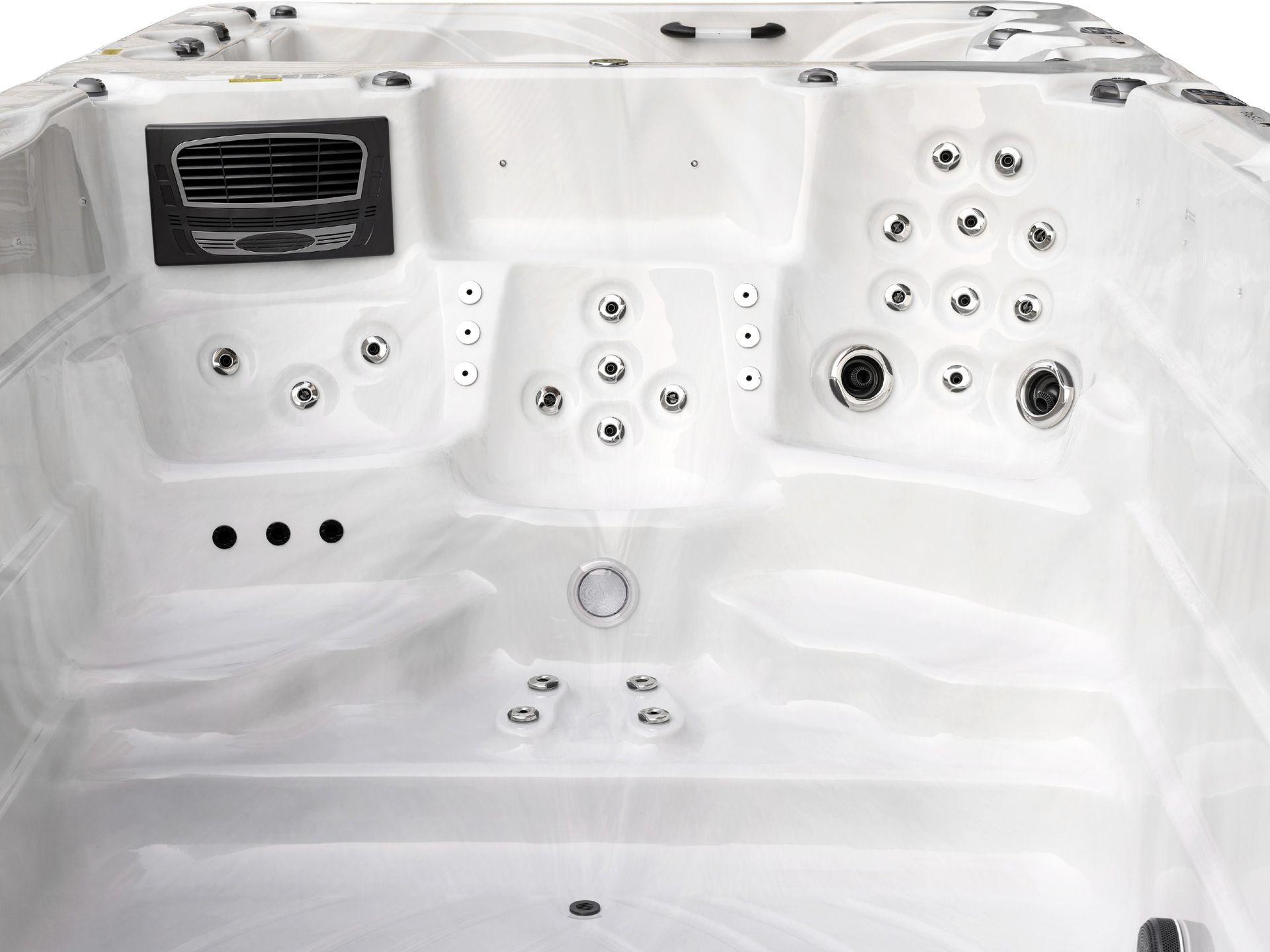 บันไดภายในสระของสระว่ายน้ำทวนกระแส รุ่น อาเธนส์ ทู สระว่ายน้ำขนาดเล็ก ออกแบบเพื่อให้ก้าวขึ้น-ลงโซนสระว่ายน้ำได้อย่างสะดวก และสามารถก้าวข้ามระหว่างโซนอ่างน้ำร้อนและโซนว่ายน้ำได้อย่างปลอดภัยและสบาย