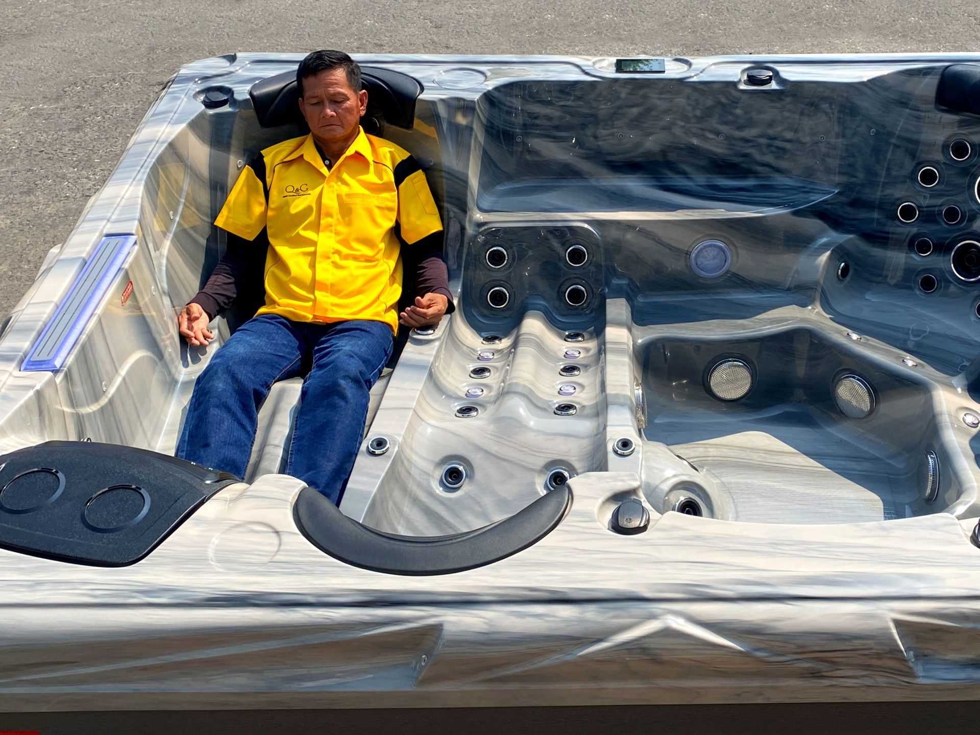 ที่นอนเลาจน์ #1 ของอ่างน้ำร้อน รุ่น OCEANFRONT Alfa (โอเชี่ยนฟรอนท์ อัลฟ่า) ออกแบบรองรับสรีระตั้งแต่ศีรษะถึงปลายเท้า พร้อมตำแหน่งเจ็ทนวดตัว ขา และฝ่าเท้า เหมาะสำหรับการแช่น้ำเพื่อผ่อนคลายกล้ามเนื้อในบ้านและรีสอร์ท