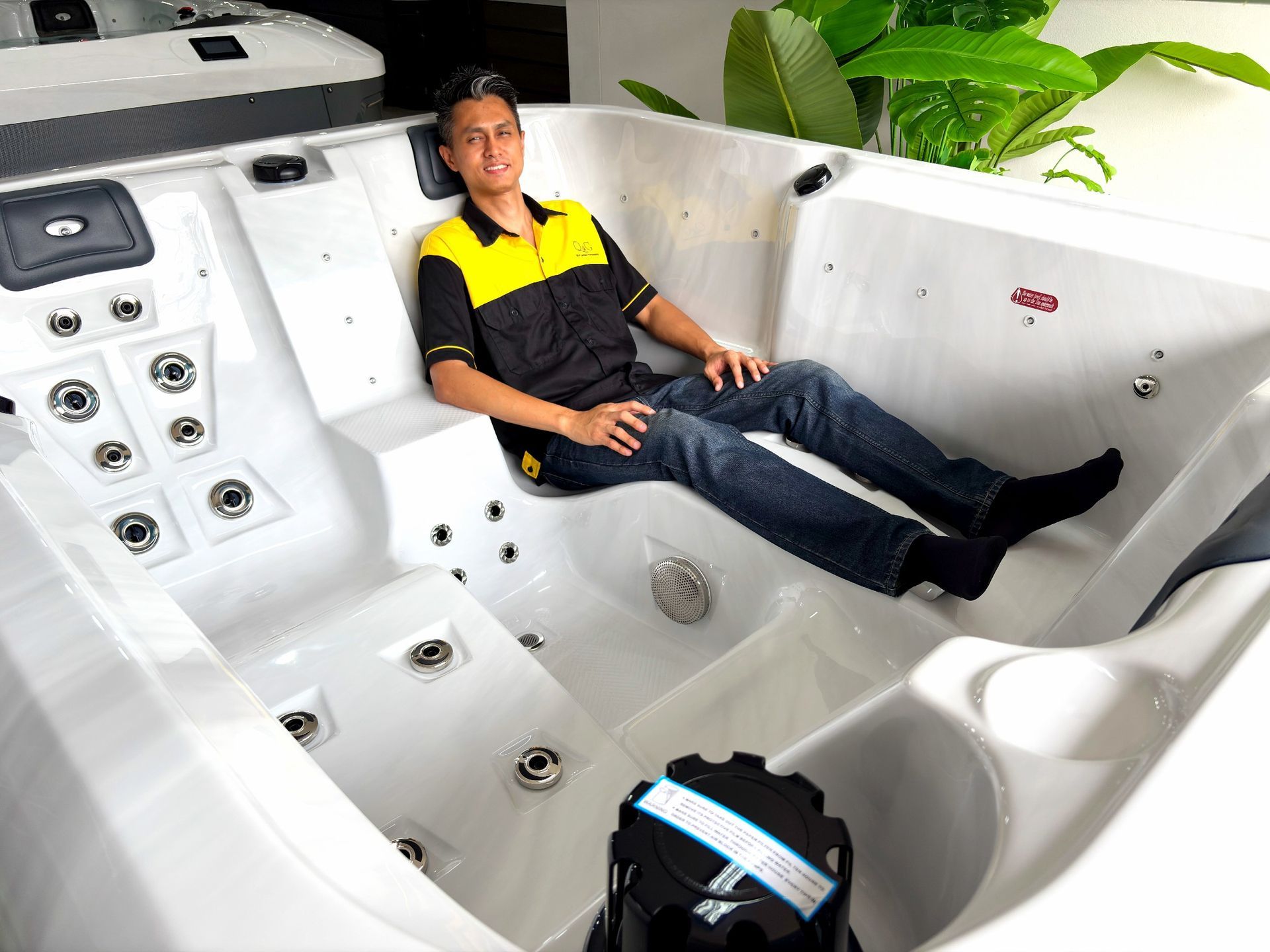 ที่นอนเลาจน์ที่ 2 ของอ่างน้ำร้อน รุ่น OCEANFRONT Alfa (โอเชี่ยนฟรอนท์ อัลฟ่า) ออกแบบตามหลักสรีรศาสตร์ รองรับตั้งแต่ศีรษะ หลัง สะโพก ไปจนถึงขา พร้อมตำแหน่งเจ็ทนวดตัวและฝ่าเท้า เหมาะสำหรับการแช่น้ำผ่อนคลายในบ้าน วิลล่า และรีสอร์ท