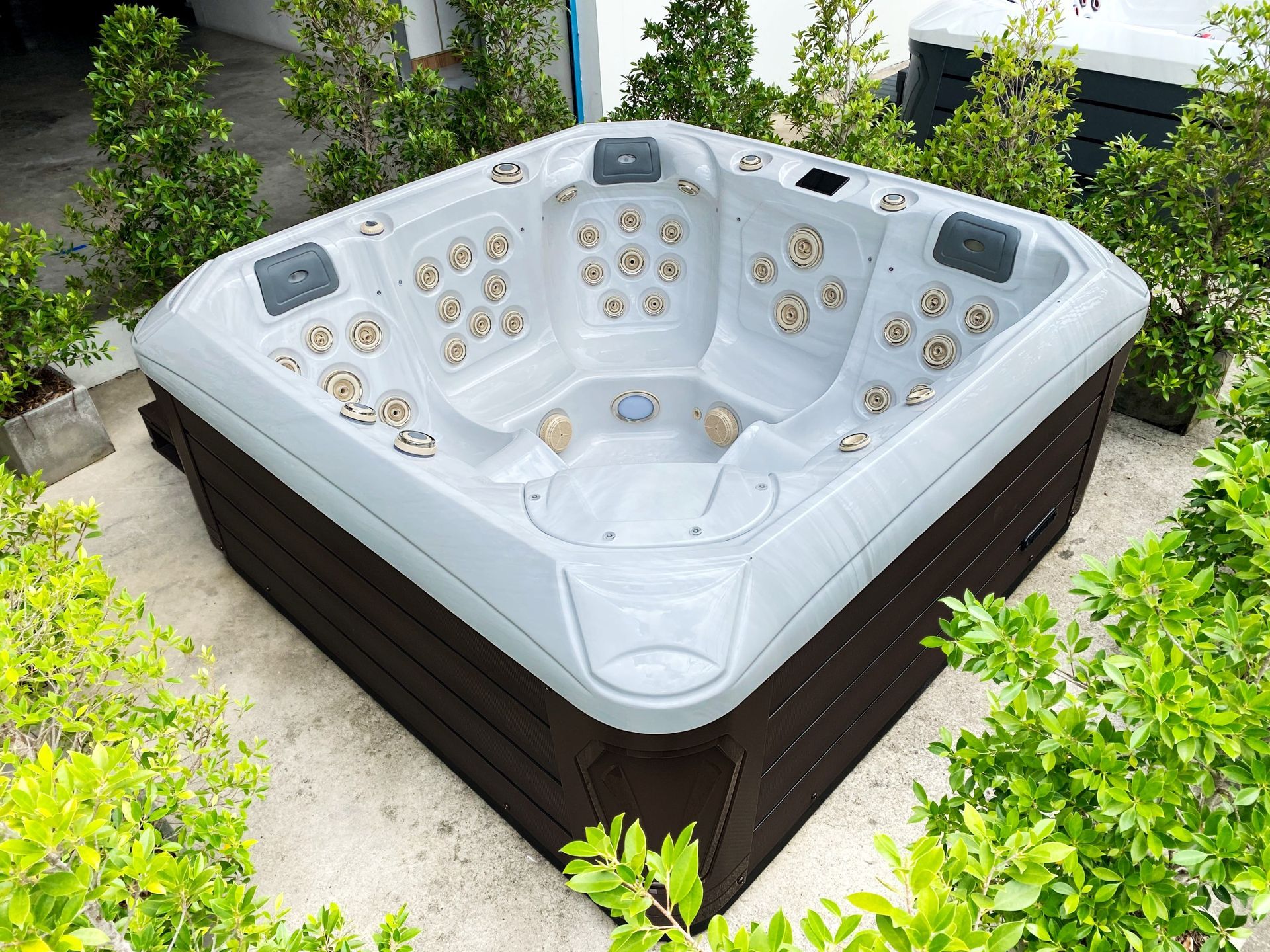 อ่างน้ำร้อน OUTDOOR รุ่น OCEAN FINEST II, อ่างจากุซซี่, อ่างน้ำร้อนภายนอก, อ่างน้ำร้อน Q&G, อ่างน้ำร้อน แช่น้ำอุ่น หรูหรา, อ่างสปาหรู, Q&G จัดจำหน่ายและติดตั้งอ่างน้ำร้อน JACUZZI, บริษัทอ่างน้ำร้อน และสระว่ายน้ำ swim spa กรุงเทพ จัดส่งทั่วประเทศไทย