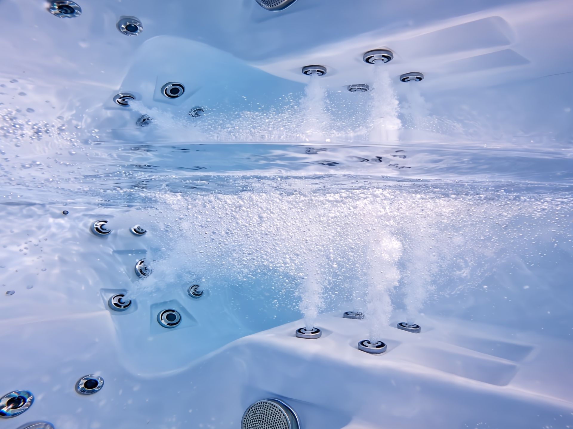 ระบบนวดเจ็ทแรงดันสูงบริเวณที่นอนเลาจน์ของอ่างน้ำร้อน รุ่น OCEANFRONT Alfa แสดงหัวเจ็ทสแตนเลสหลายตำแหน่ง ปล่อยกระแสน้ำเพื่อการนวดหลังและขา เหมาะสำหรับผู้ที่มองหาอ่างน้ำร้อนสปาระบบ Hydrotherapy สำหรับบ้านและวิลล่า