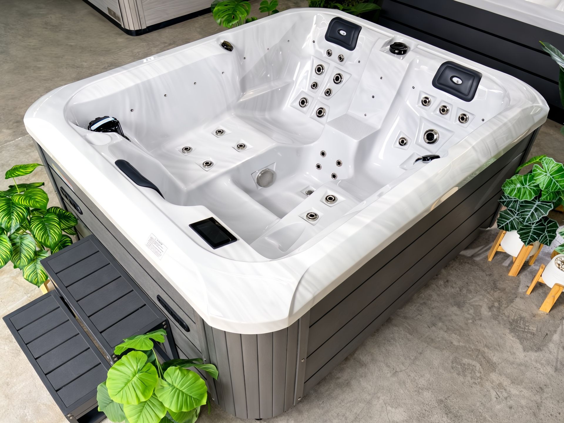 อ่างน้ำร้อน รุ่น OCEANFRONT Alfa (โอเชี่ยนฟรอนท์ อัลฟ่า) แบบที่นอนเลาจน์คู่ หันหน้าไปทางทิศเดียวกัน เพื่อชมวิวพร้อมกันขณะแช่น้ำกับคนรัก มาพร้อมระบบเจ็ทนวดน้ำแรงดันสูง เหมาะสำหรับบ้านพักอาศัย วิลล่า และรีสอร์ทหรู