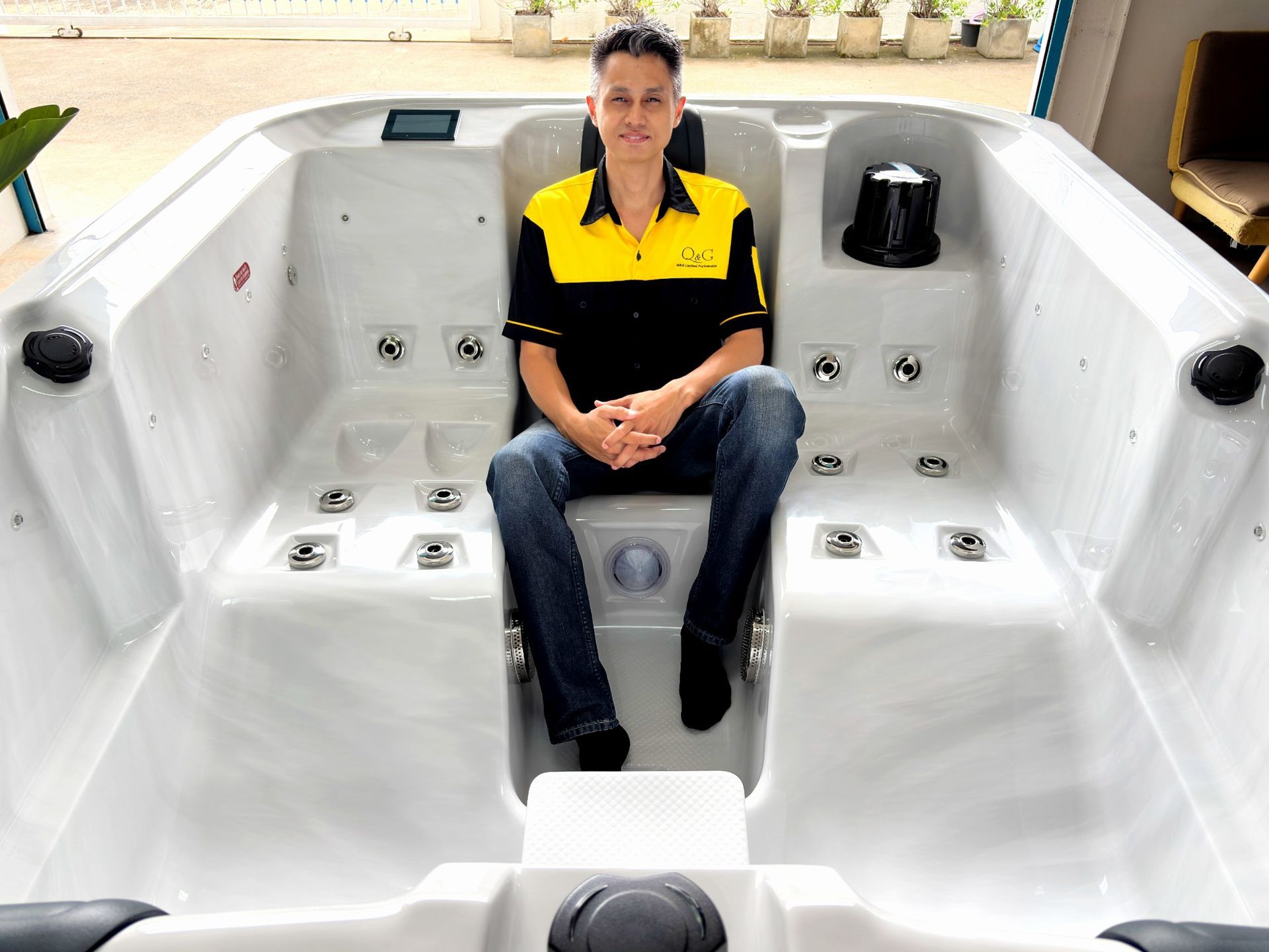 ที่นั่งแบบนั่งตรง ฝั่งตรงข้ามที่นอนเลาจน์ ของอ่างน้ำร้อน รุ่น OCEANFRONT Alfa (โอเชี่ยนฟรอนท์ อัลฟ่า) ออกแบบรองรับสรีระแผ่นหลังและสะโพก พร้อมระบบเจ็ทนวดรอบตัว เหมาะสำหรับการแช่น้ำผ่อนคลายในบ้าน วิลล่า และรีสอร์ท