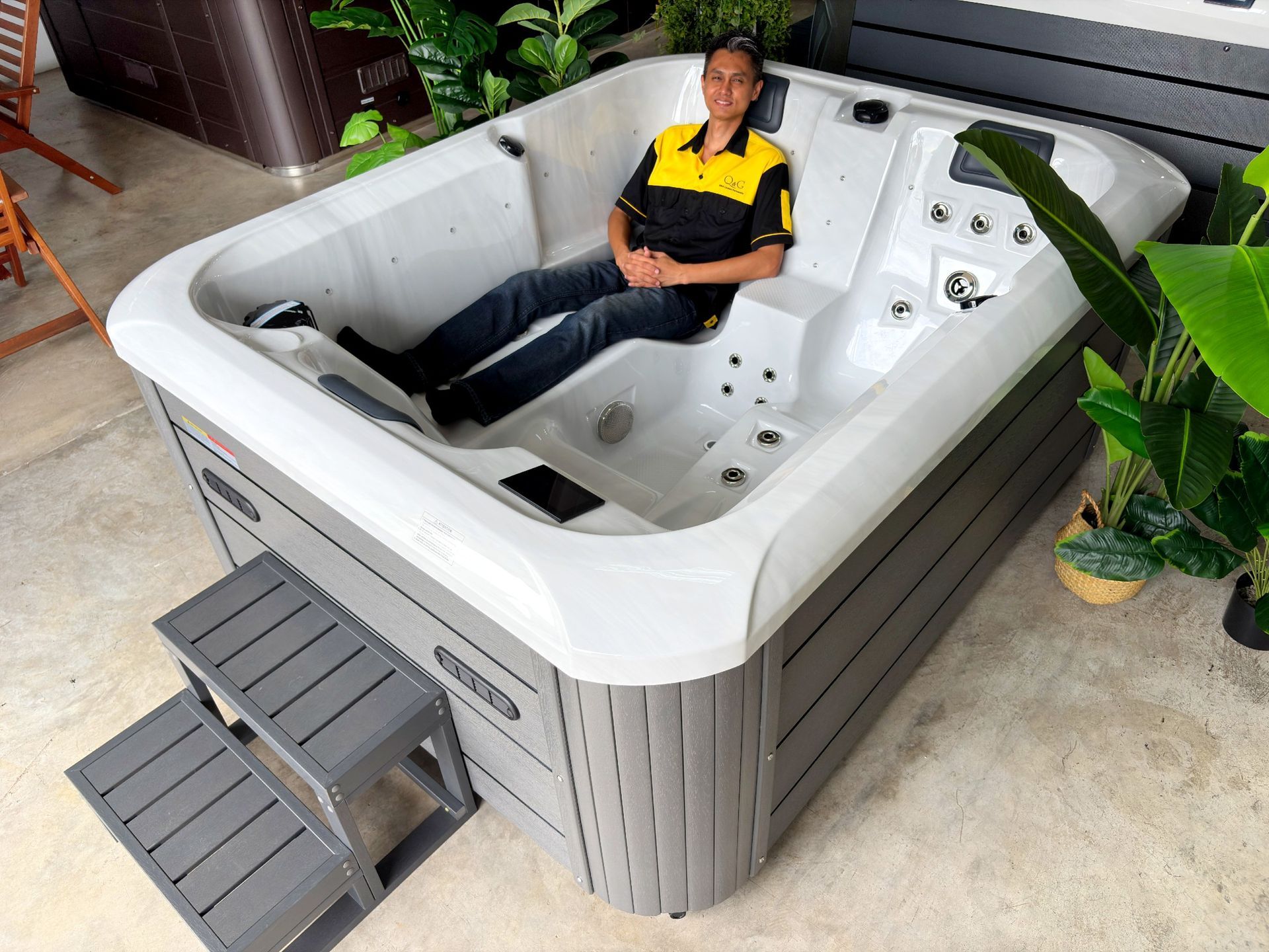 อ่างน้ำร้อน Q&G จากุซซี่ รุ่น OCEAN FRONT โอเชี่ยนฟรอนท์