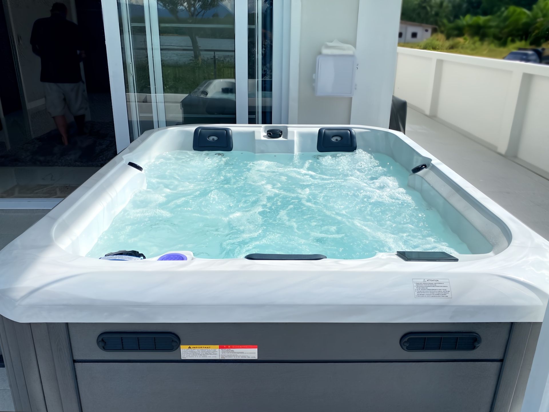 อ่างน้ำร้อนภายนอกบ้านติดตั้งบนพื้นที่เทอเรสหลังบ้านลูกค้า พร้อมระบบนวด Hydrotherapy และน้ำอุ่นหมุนเวียน เหมาะสำหรับการพักผ่อนแบบ Private Spa ภายในบ้าน เพิ่มบรรยากาศรีสอร์ทและความหรูหราให้พื้นที่กลางแจ้ง