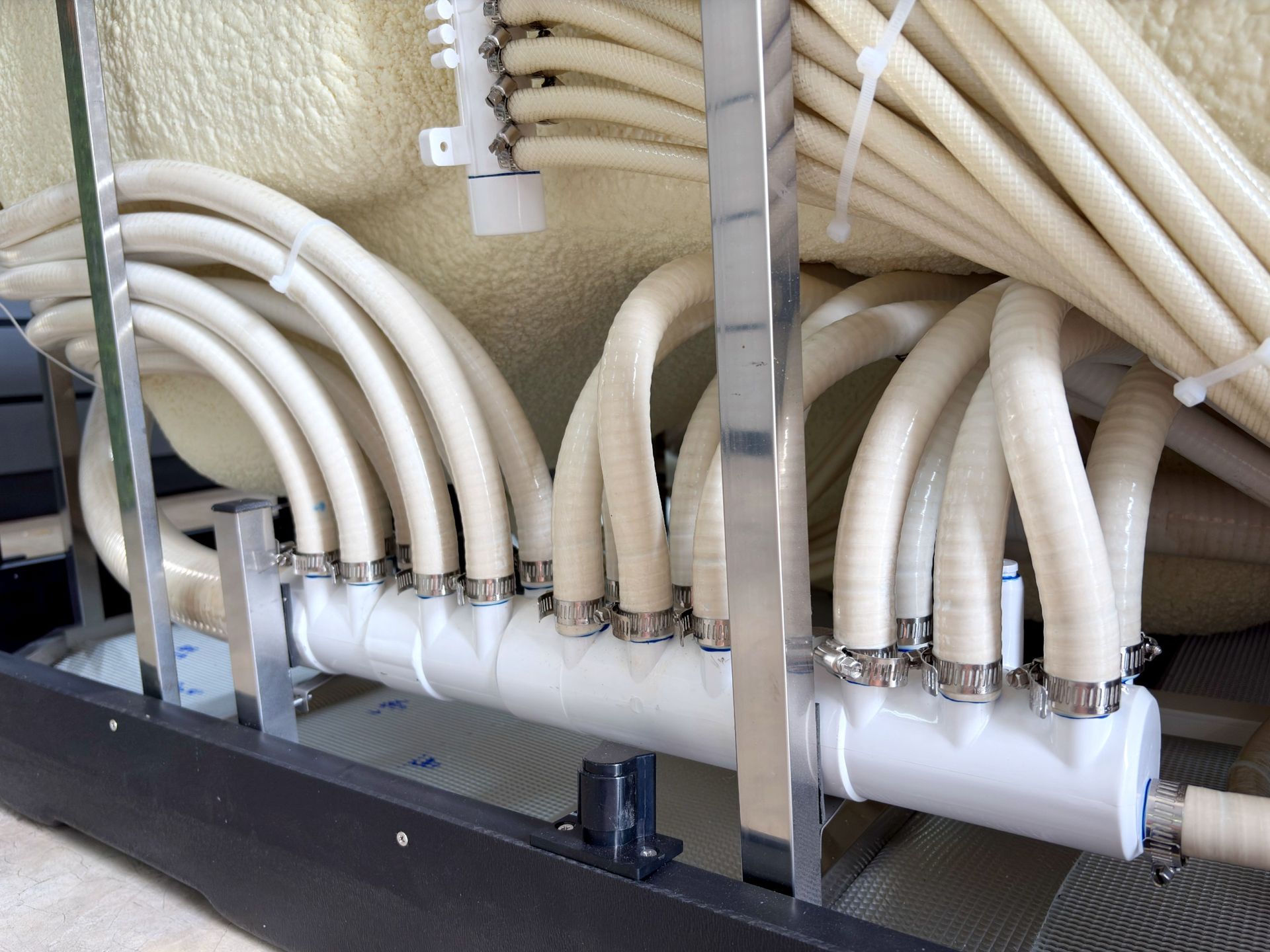 ระบบท่อน้ำอ่างน้ำร้อนภายนอกบ้าน ติดตั้งด้วยท่อคุณภาพสูงและข้อต่อแบบรัดแน่น พร้อมโครงสร้างสแตนเลสรองรับ แข็งแรง ป้องกันการรั่วซึม ลดความเสี่ยงการแตกร้าว เหมาะสำหรับการใช้งานระยะยาวในสภาพอากาศร้อนชื้นของประเทศไทย