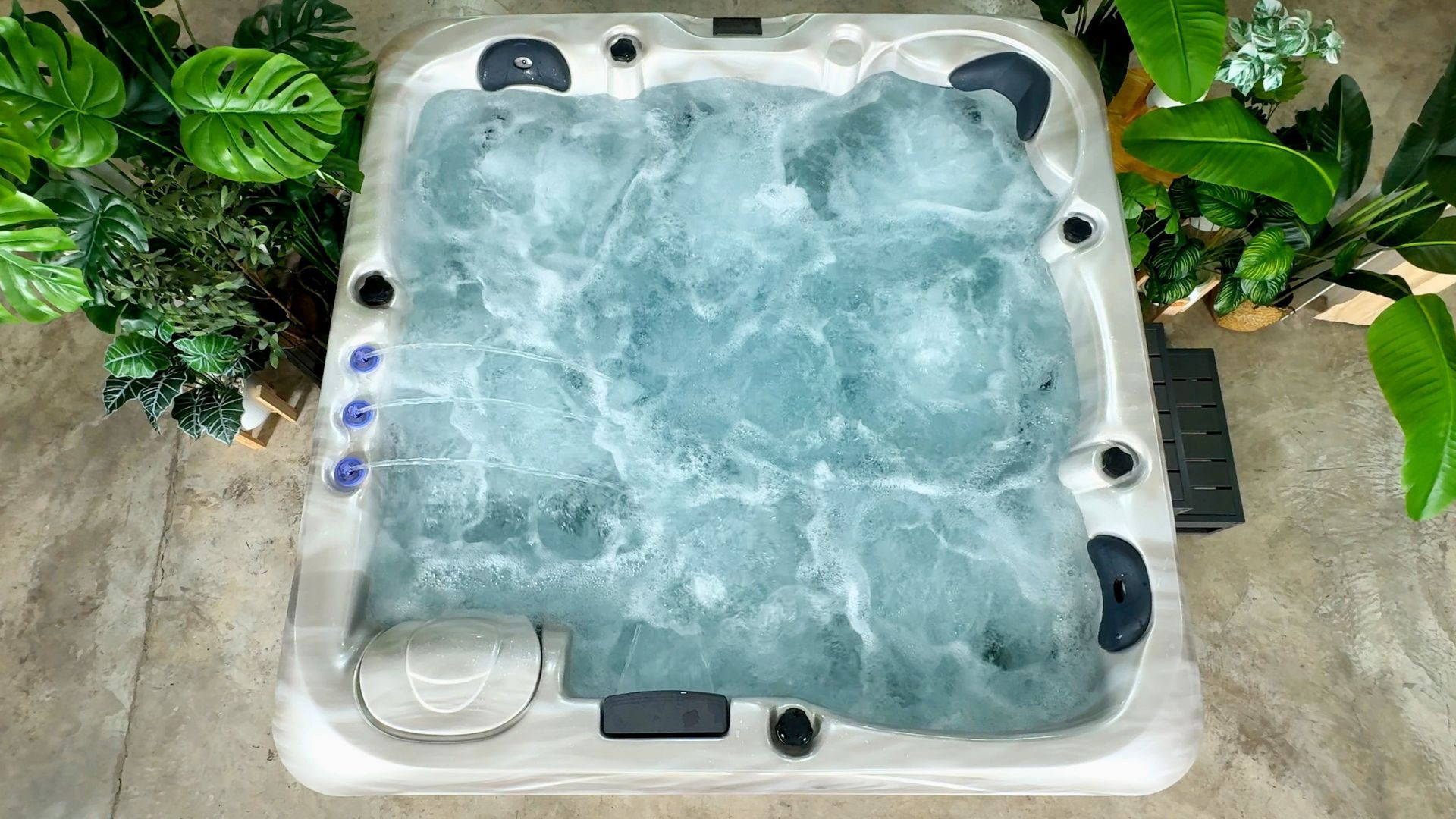 OCEANFRONT Alfa seires - Couple's Hot Tub Oceanfront hot tub on a modern terrace with bubbling water and tropical view.