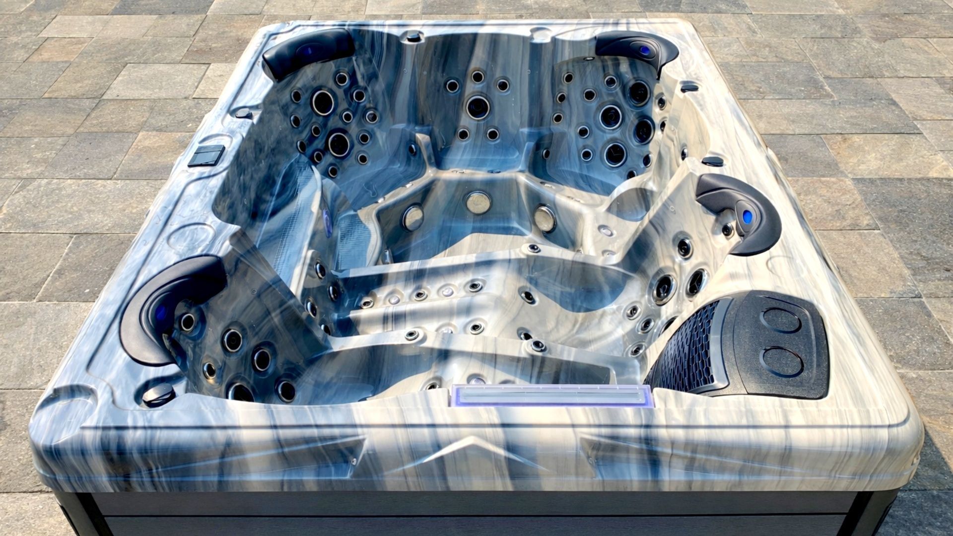 อ่างน้ำร้อน รุ่น VILADA (วีลาดา) มุมมองจากด้านบน แสดงผังที่นั่งหลากหลายตำแหน่ง พร้อมระบบเจ็ตนวดรอบตัว ดีไซน์ลวดลายหินอ่อนโทนสีเทา ให้ความหรูหราและรองรับการใช้งานหลายคนอย่างสะดวกสบาย