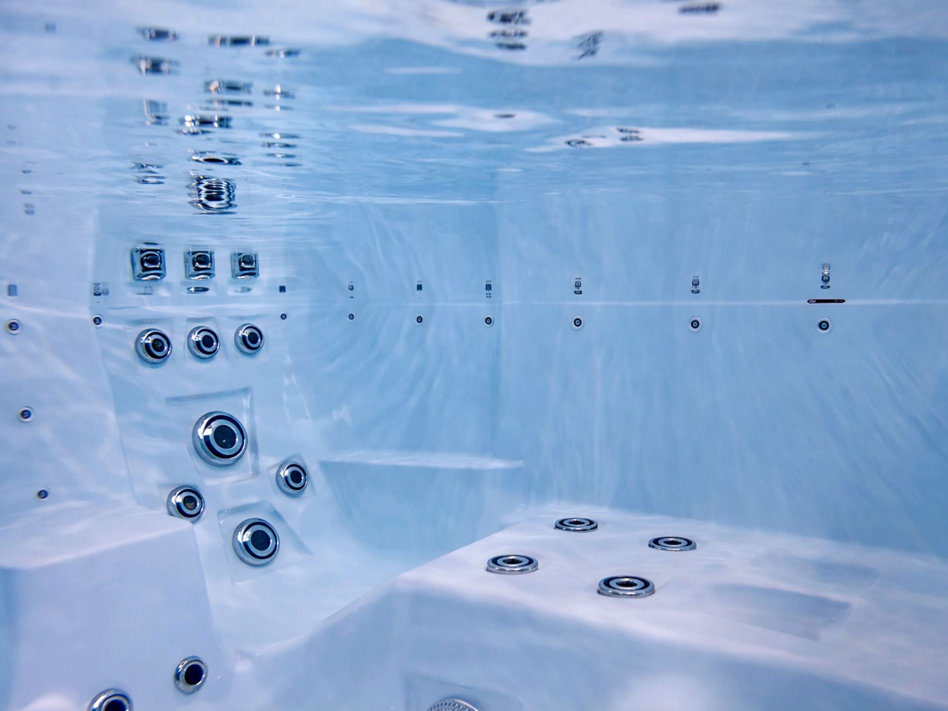 ภาพภายในอ่างน้ำร้อนแสดงหัวเจ็ทและระบบโอโซน (Ozone System) ที่ช่วยฆ่าเชื้อแบคทีเรีย ลดกลิ่น และทำให้น้ำใสสะอาดอยู่เสมอ ระบบโอโซนช่วยเสริมประสิทธิภาพการกรองน้ำ ลดการใช้สารเคมี และเพิ่มความปลอดภัยในการแช่อ่างน้ำร้อนทั้งภายในและภายนอกบ้าน