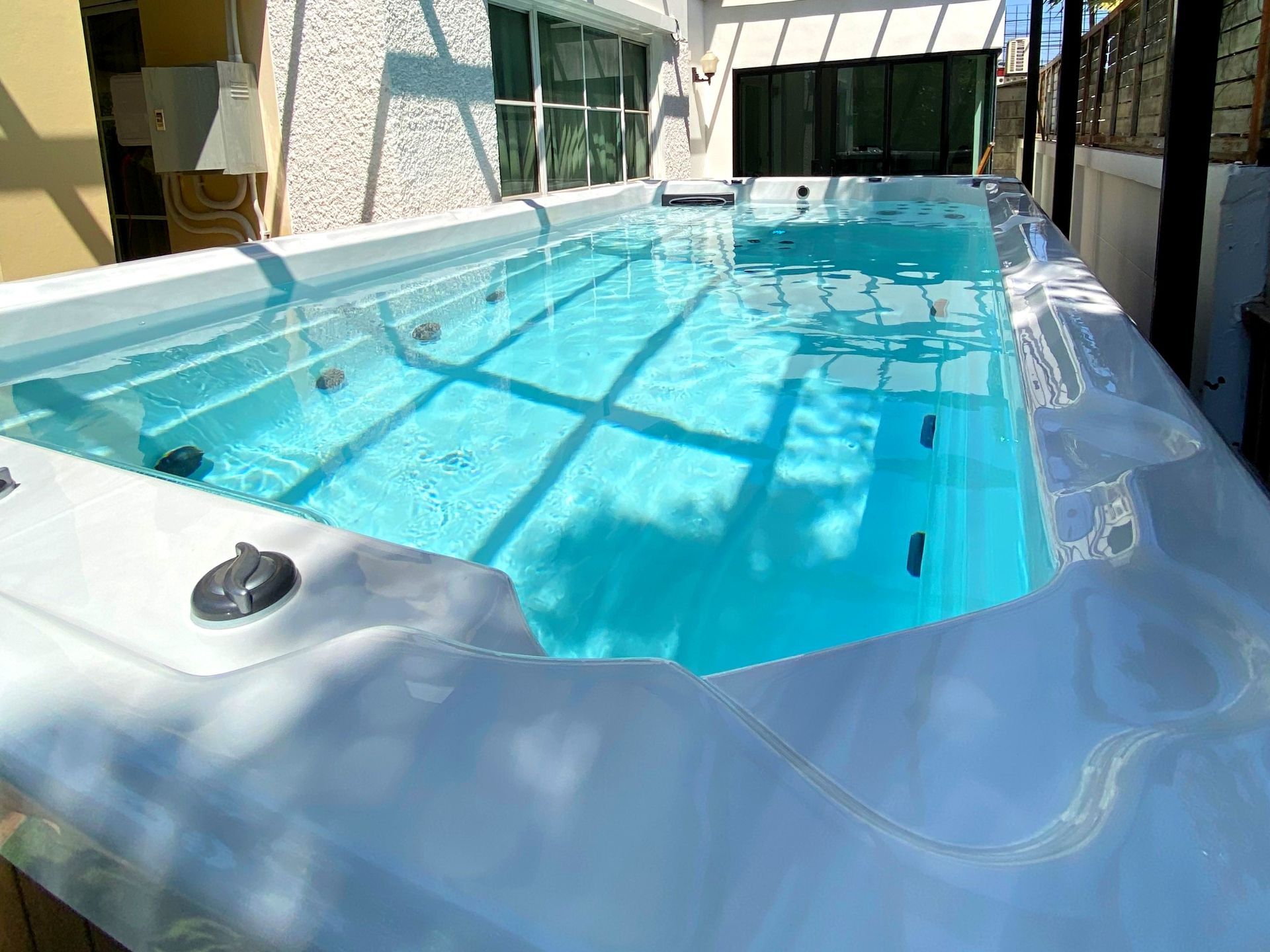 น้ำใสสะอาดภายในสระว่ายน้ำสปาที่ติดตั้งระบบโอโซน ช่วยลดแบคทีเรียและเชื้อโรคในน้ำ รักษาคุณภาพน้ำให้สะอาด สดใส และปลอดภัย พร้อมลดการใช้สารเคมี