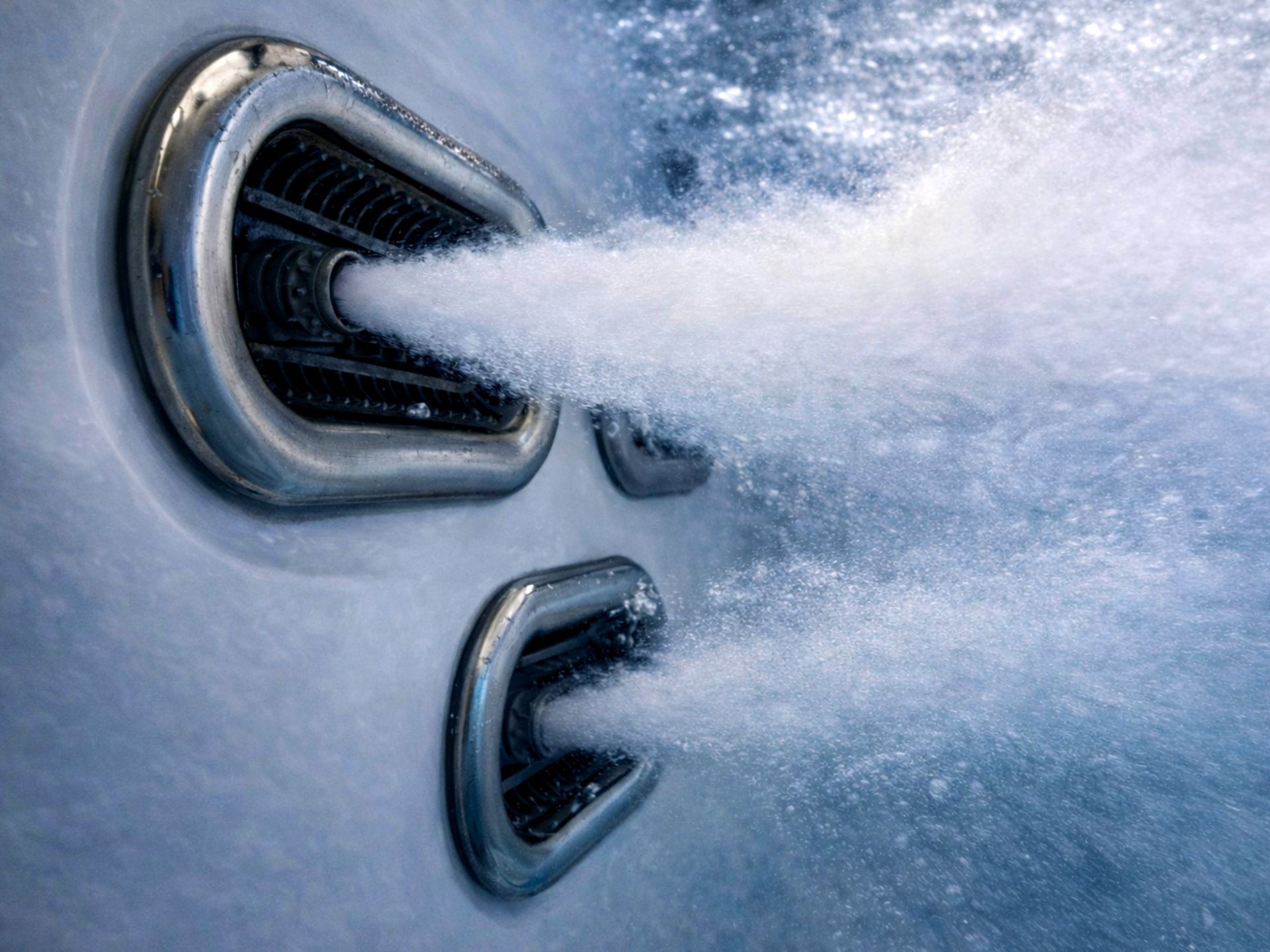 ภาพระยะใกล้ของหัวเจ็ทว่ายทวนกระแสในสระว่ายน้ำสปา สร้างกระแสน้ำแรงและสม่ำเสมอสำหรับการว่ายน้ำอยู่กับที่ การออกกำลังกายแบบแรงต้าน และการฟื้นฟูร่างกายทางน้ำ