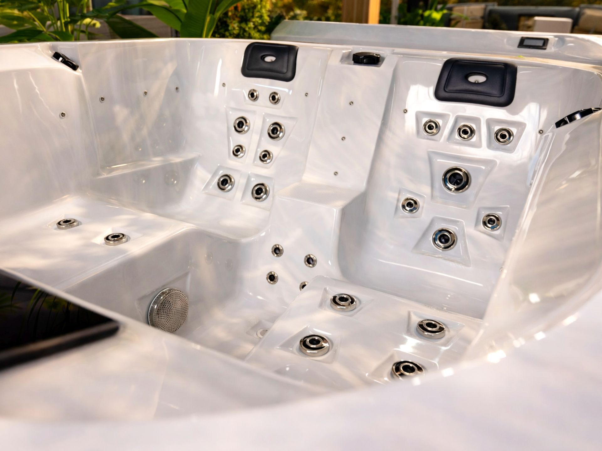 พื้นผิวอะคริลิคคุณภาพสูงนำเข้าจากประเทศสหรัฐอเมริกา (USA) ภายในอ่างน้ำร้อนภายนอกบ้าน โดดเด่นด้วยความเรียบเนียน แข็งแรง ทนทานต่อสภาพอากาศร้อนชื้น และรังสี UV พร้อมติดตั้งระบบเจ็ทนวด Hydrotherapy หลายตำแหน่ง เพื่อการใช้งานสปากลางแจ้งที่ยาวนานและดูแลรักษาง่าย