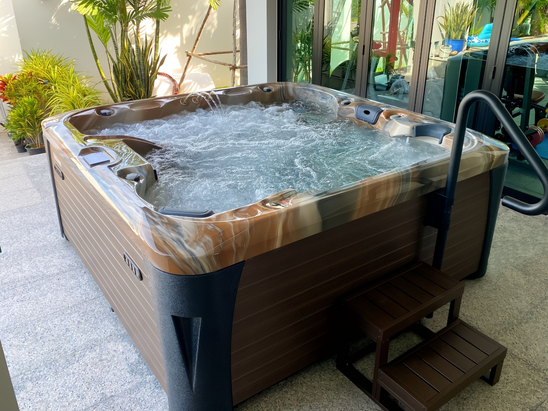 อ่างน้ำร้อน Hot Tub รุ่น Rain Forest ติดตั้งที่บ้านพักอาศัย ถัดจากส่วนห้องฟิตเนส บริเวณหน้าบ้าน