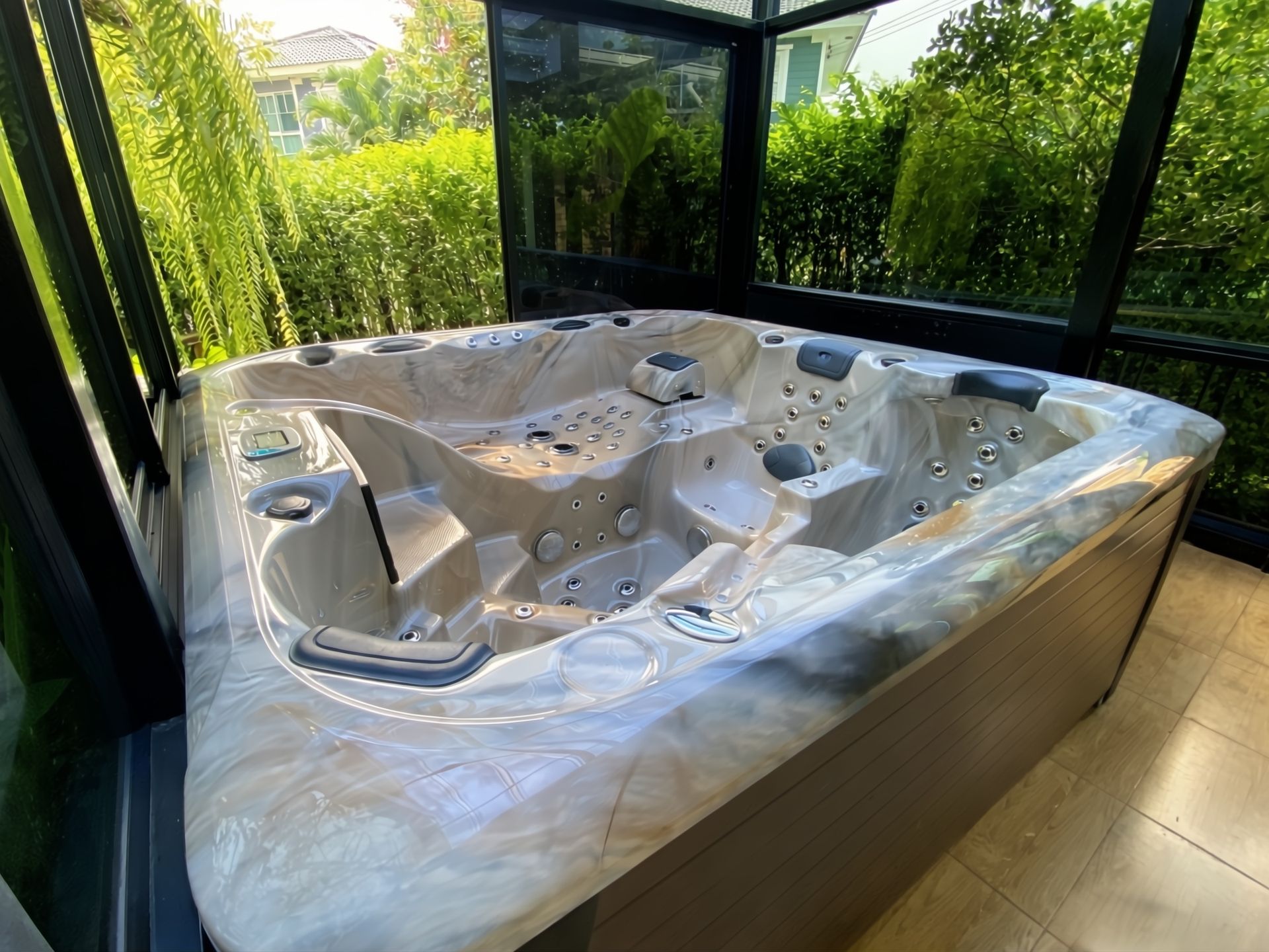 อ่างน้ำร้อน Hot Tub รุ่น Rain Forest ดีไซน์หรู ติดตั้งในพื้นที่กึ่งภายใน–ภายนอก พร้อมระบบเจ็ตนวดเพื่อการผ่อนคลาย