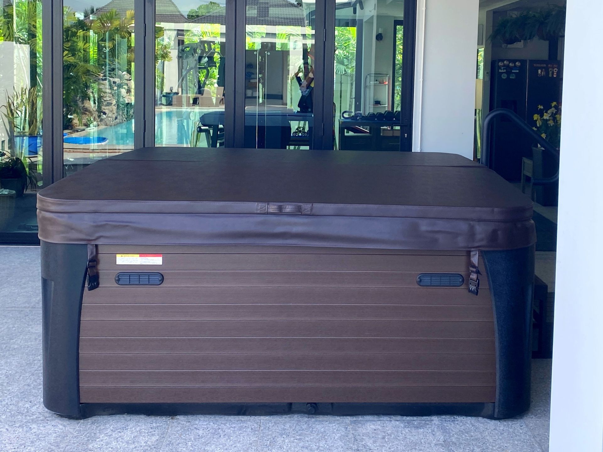 อ่างน้ำร้อนรุ่น Rain Forest พร้อมฝาปิดอ่าง ช่วยป้องกันฝุ่นละออง แสงแดด และน้ำฝน ทำให้ดูแลรักษาอ่างได้ง่าย และช่วยเก็บอุณหภูมิน้ำอุ่นได้ยาวนาน