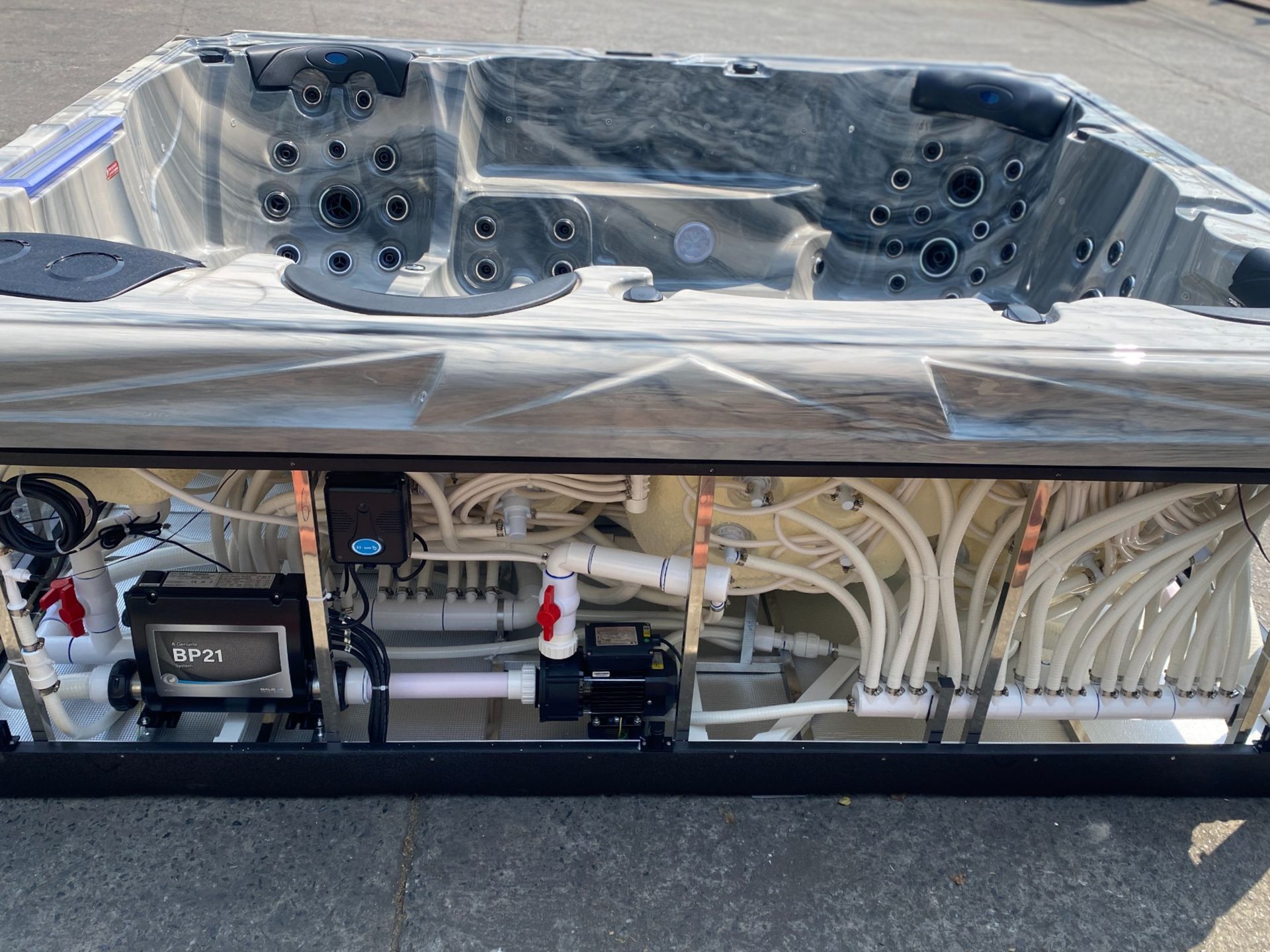 ภาพแสดงโครงสร้างภายในอ่างน้ำร้อน ประกอบด้วยโครงเหล็กสแตนเลสแข็งแรง รองรับน้ำหนักของตัวอ่าง น้ำ และผู้ใช้งานได้อย่างมั่นคง พร้อมระบบท่อน้ำ ปั๊ม และชุดควบคุมที่ติดตั้งอย่างเป็นระเบียบ เพื่อความทนทานและความปลอดภัยในการใช้งานระยะยาว