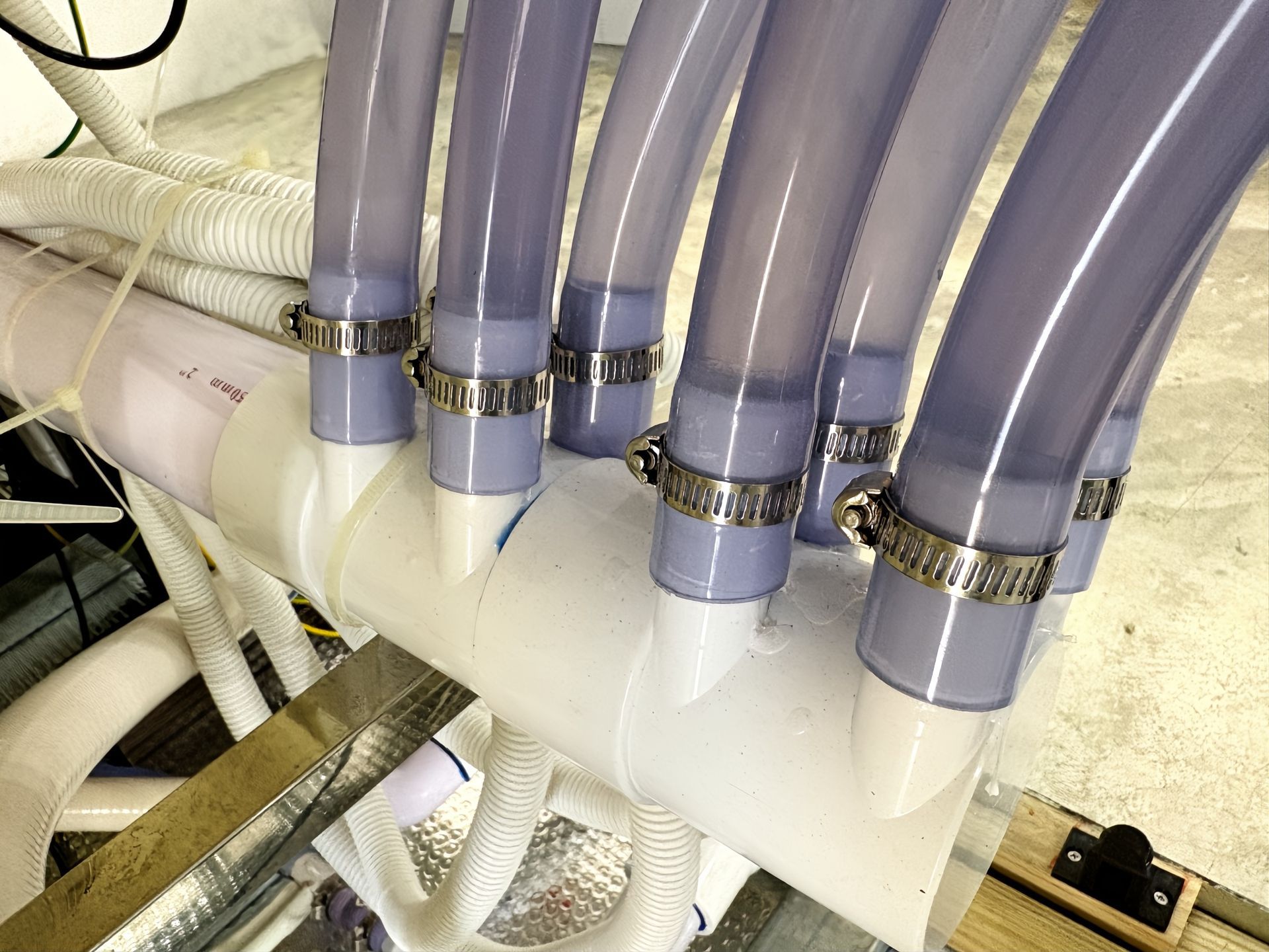 ระบบท่อสระว่ายน้ำสปาแบบรวมศูนย์ เชื่อมต่อท่อหลายเส้นเข้ากับแมนิโฟลด์ด้วยแคลมป์สแตนเลส ช่วยป้องกันการรั่วซึม เพิ่มความปลอดภัย และเสถียรภาพของการไหลเวียนน้ำ