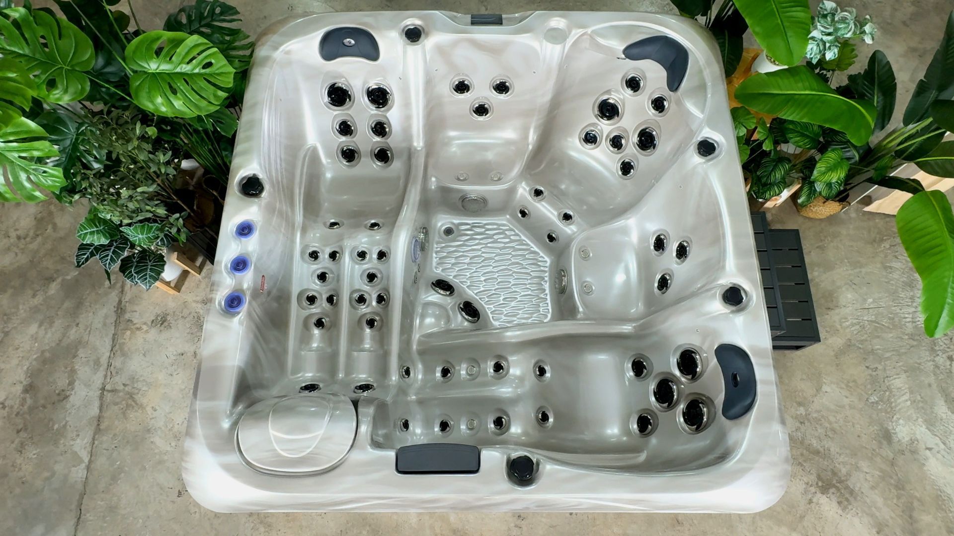 อ่างน้ำจากุซซี่ พร้อมระบบทำน้ำร้อนในตัว ปรับอุณหภูมิได้ตามต้องการสูงสุดที่ 40 องศา เพื่อการแช่น้ำร้อนผ่อนคลาย เพื่อการแช่น้ำร้อนจากุซซี่ด้านสุขภาพ การบำบัดบรรเทาอาการนอนไม่หลับด้วยการแช่น้ำจากุซซี่ อ่างน้ำสปาจากุซซี่สำหรับวิลล่า อ่างจากุซซี่สำหรับรีสอร์ท อ่างจากุซซี่สำหรับโรงแรม อ่างน้ำจากุซซี่สำหรับใช้ภายนอก