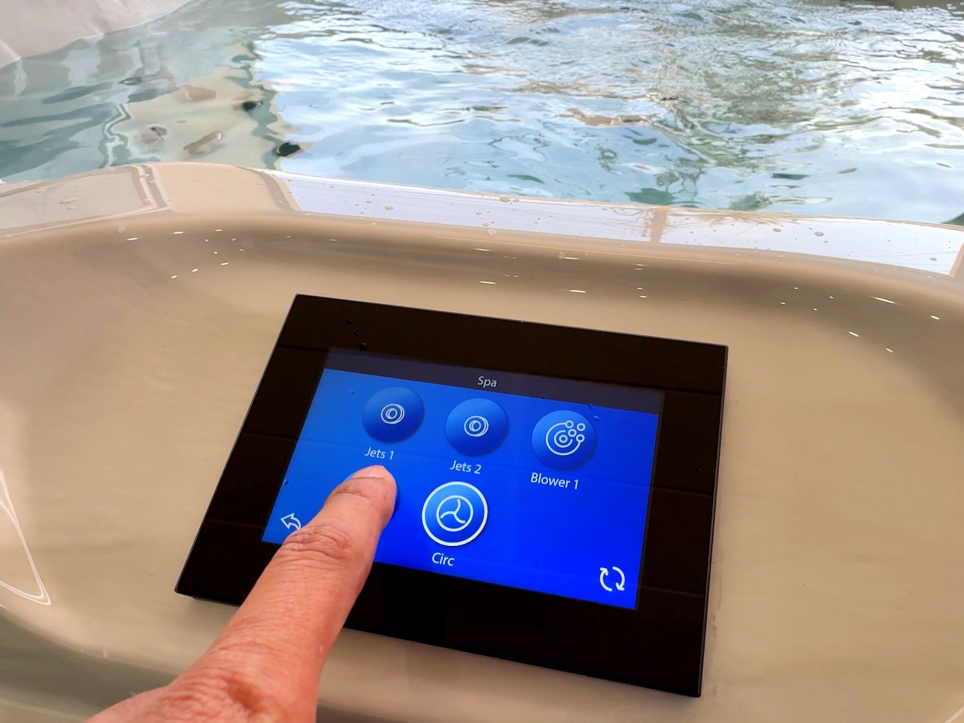 ภาพแสดงปุ่มกดแบบสัมผัส สำหรับควบคุมการทำงานของระบบสระว่ายน้ำทวนกระแส