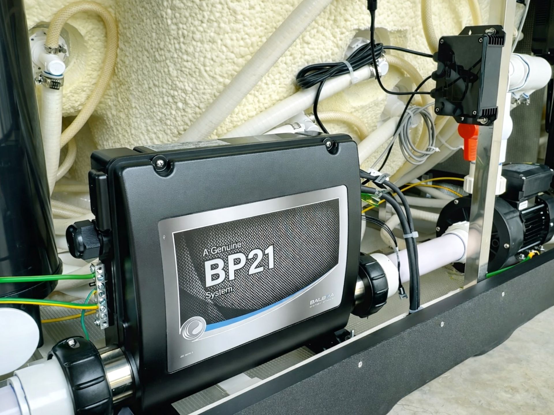 แผงวงจรควบคุมอ่างน้ำร้อนคุณภาพจากประเทศสหรัฐอเมริกา (USA) รุ่น BP21 System ทำหน้าที่ควบคุมระบบทำความร้อน ปั๊มน้ำ และระบบเจ็ทนวด Hydrotherapy ภายในสปาภายนอกบ้าน ออกแบบเพื่อความเสถียร ปลอดภัย และรองรับการใช้งานระยะยาวในสภาพอากาศร้อนชื้น